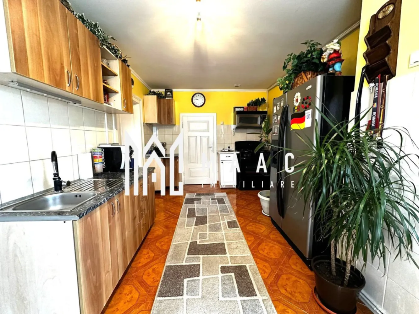 Casa 4 camere | Teren 2500 mp | Acces auto | Cristian - MAAC Imobiliare vă propune spre vânzare o casă individuală săsească situată într-o zonă liniștită din comuna Cristian, o proprietate renovată în anul 2021 și amenajată în stil modern, care îmbină elementele tradiționale cu confortul actual.

Proprietatea este compusă din două corpuri de clădire, organizate funcțional pentru locuire și activități auxiliare, oferind spații generoase și multiple posibilități de utilizare.

Compartimentarea imobilului este următoarea:

Corp 1:
-dormitor
-living spațios
-bucătărie deschisă
-cămară cu acces la pod
-baie cu geam de aerisire și cabină de duș

Corp 2:
-cameră
-bucătărie
-baie cu duș
-acces la pod

Curtea este pavată și dispune de numeroase facilități și spații utile, oferind atât zone de relaxare, cât și spații pentru depozitare sau activități gospodărești.

În curte se regăsesc:
-fântână
-filigorie
-locuri de parcare
-atelier cu acces către pivniță de aproximativ 65 mp, compartimentată în 3 încăperi
-salon pentru oaspeți
-bucătărie de vară
-garaj
-spații de depozitare
-șură

În spatele clădirilor sunt amenajate două zone de grădină și o livadă generoasă situată în spatele șurii, oferind spațiu suplimentar pentru relaxare sau activități agricole.

Încălzirea se realizează prin centrală termică cu calorifere, existând și alternativa utilizării unei centrale pe lemne.

Casa este foarte bine întreținută, cu ziduri groase și o compartimentare eficientă a spațiului. Finisajele de calitate și designul modern oferă proprietății un aspect plăcut, cu un nivel ridicat de confort.

Proprietatea se vinde parțial mobilată și utilată și poate fi achiziționată prin orice modalitate de plată, cash sau credit.

Pentru mai multe detalii, vă rugăm să menționați telefonic că ați văzut anunțul cu CP1980559.