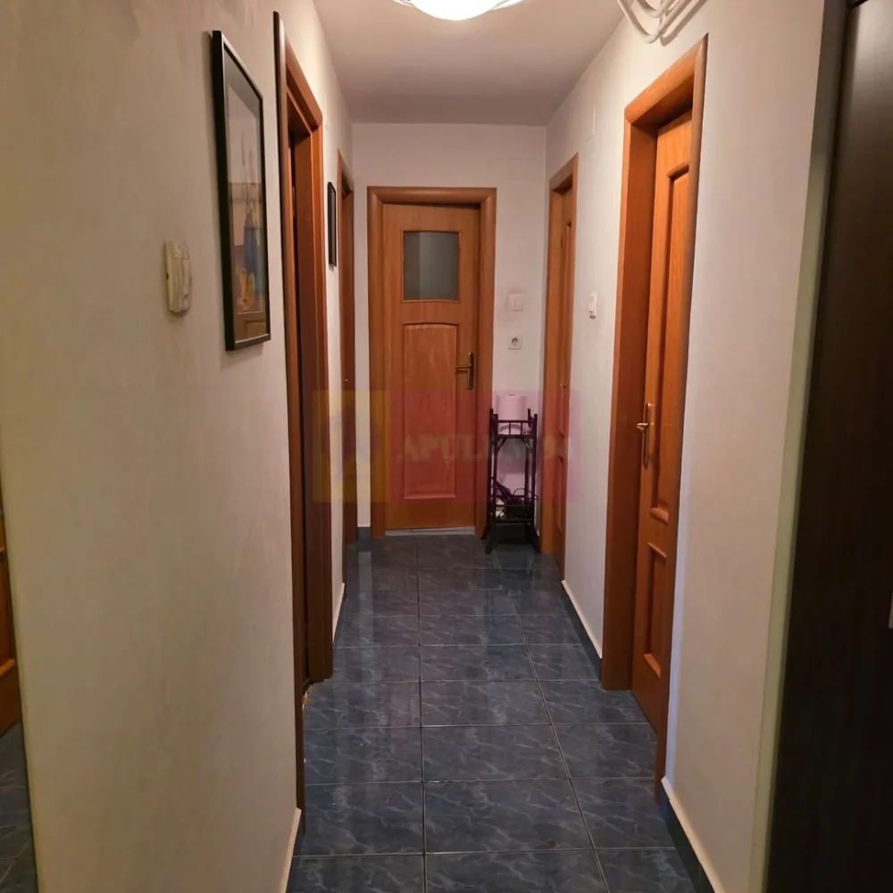 Vanzare apartament 3 camere Unirii-Zepter - Compania Imobiliara Apulum94 va ofera spre cumparare un apartament de 3 camere amplasat pe Bulevardul Unirii in apropiere de Zepter. Apartamentul are vedere stradala, este decomandat, amenajat decent cu gresie, faianta, parchet, termopan, usa metalica, aer conditionat, are 2 balcoane, 2 grupuri sanitare, ambele cu geam. Se poate monta centrala termica, intrucat exista coloana de gaz pe scara. Zona este superba. cu spatii de relaxare, pergole, cafenele, restaurante, pista pentru biciclete, zona de promenada.