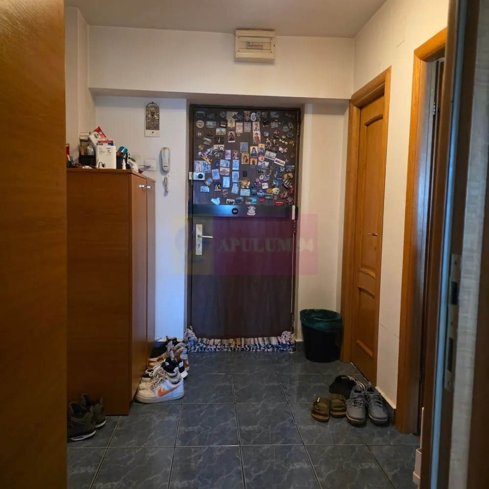 Vanzare apartament 3 camere Unirii-Zepter - Compania Imobiliara Apulum94 va ofera spre cumparare un apartament de 3 camere amplasat pe Bulevardul Unirii in apropiere de Zepter. Apartamentul are vedere stradala, este decomandat, amenajat decent cu gresie, faianta, parchet, termopan, usa metalica, aer conditionat, are 2 balcoane, 2 grupuri sanitare, ambele cu geam. Se poate monta centrala termica, intrucat exista coloana de gaz pe scara. Zona este superba. cu spatii de relaxare, pergole, cafenele, restaurante, pista pentru biciclete, zona de promenada.
