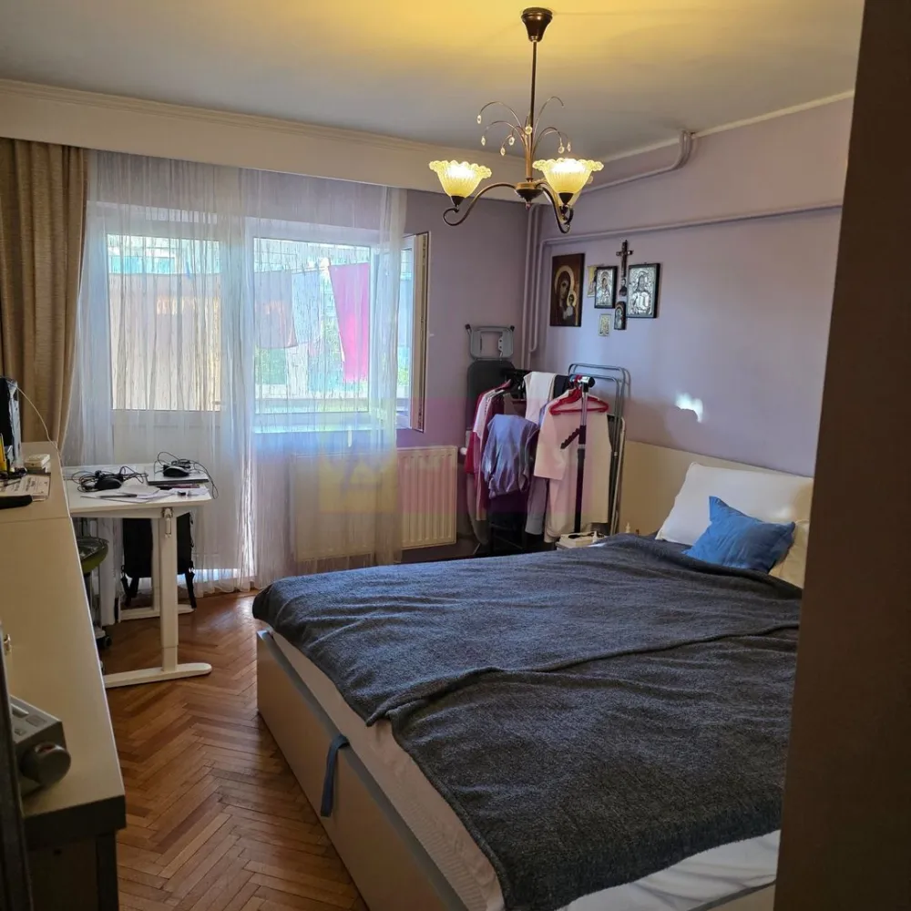 Vanzare apartament 3 camere Unirii-Zepter - Compania Imobiliara Apulum94 va ofera spre cumparare un apartament de 3 camere amplasat pe Bulevardul Unirii in apropiere de Zepter. Apartamentul are vedere stradala, este decomandat, amenajat decent cu gresie, faianta, parchet, termopan, usa metalica, aer conditionat, are 2 balcoane, 2 grupuri sanitare, ambele cu geam. Se poate monta centrala termica, intrucat exista coloana de gaz pe scara. Zona este superba. cu spatii de relaxare, pergole, cafenele, restaurante, pista pentru biciclete, zona de promenada.