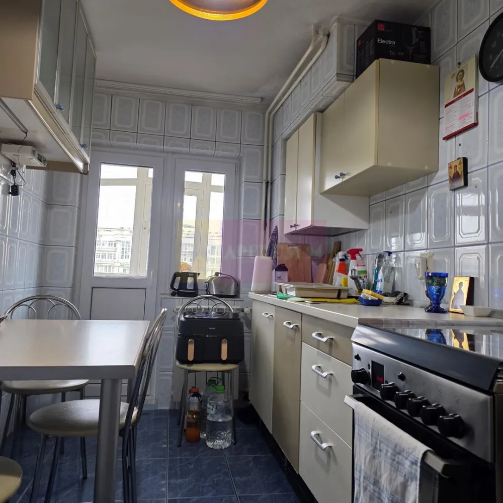 Vanzare apartament 3 camere Unirii-Zepter - Compania Imobiliara Apulum94 va ofera spre cumparare un apartament de 3 camere amplasat pe Bulevardul Unirii in apropiere de Zepter. Apartamentul are vedere stradala, este decomandat, amenajat decent cu gresie, faianta, parchet, termopan, usa metalica, aer conditionat, are 2 balcoane, 2 grupuri sanitare, ambele cu geam. Se poate monta centrala termica, intrucat exista coloana de gaz pe scara. Zona este superba. cu spatii de relaxare, pergole, cafenele, restaurante, pista pentru biciclete, zona de promenada.