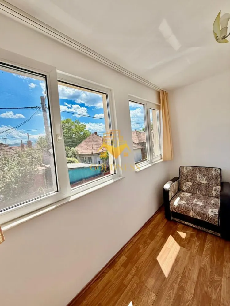 2 Camere, Parcare, Someseni, Traian Vuia, Leroy, Merlin, Cesarom - GOLDNESS Imobiliare vă propune spre închiriere un apartament cu 2 camere complet mobilat și utilat, la etajul 1 unui imobil din 2, în Cartierul Someseni
Dispune de loc de parcare!
Se află în apropierea stațiilor de transport în comun, magazine, restaurante, spații verzi, farmacii, etc. 

Apartamentul este compartimentat astfel:
 - dormitor cu pat matrimonial, dulap pentru haine
 - living cu bucatarie open space complet utilată și mobilată, loc de luat masa, canapea se pune la cerere.
 - baie cu cada, calorifer port prosop și dulap pentru depozitare.

Imobilul este dotat cu toate cele necesare- centrală proprie, frigider, aragaz, hotă, mașină de spălat haine, etc. 

Dacă sunteți interesați de acest apartament și doriți să îl vizionați, dar și pentru alte oferte nu ezitați să ne contactați telefonic sau prin e-mail. Vă stăm la dispoziție!
Pentru intermediere se percepe un comision de 50% din prețul chiriei!