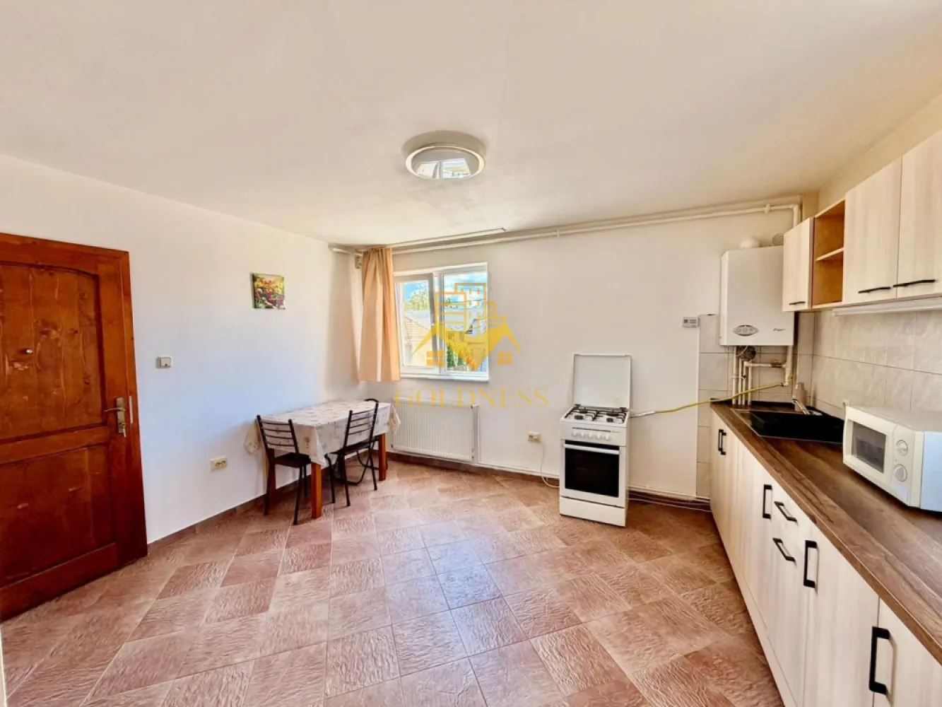 2 Camere, Parcare, Someseni, Traian Vuia, Leroy, Merlin, Cesarom - GOLDNESS Imobiliare vă propune spre închiriere un apartament cu 2 camere complet mobilat și utilat, la etajul 1 unui imobil din 2, în Cartierul Someseni
Dispune de loc de parcare!
Se află în apropierea stațiilor de transport în comun, magazine, restaurante, spații verzi, farmacii, etc. 

Apartamentul este compartimentat astfel:
 - dormitor cu pat matrimonial, dulap pentru haine
 - living cu bucatarie open space complet utilată și mobilată, loc de luat masa, canapea se pune la cerere.
 - baie cu cada, calorifer port prosop și dulap pentru depozitare.

Imobilul este dotat cu toate cele necesare- centrală proprie, frigider, aragaz, hotă, mașină de spălat haine, etc. 

Dacă sunteți interesați de acest apartament și doriți să îl vizionați, dar și pentru alte oferte nu ezitați să ne contactați telefonic sau prin e-mail. Vă stăm la dispoziție!
Pentru intermediere se percepe un comision de 50% din prețul chiriei!