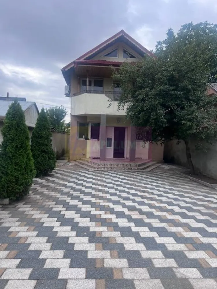 Casa parter+etaj Soseaua Giurgiului- Ferentari. - Compania imobiliara Apulum94 va propune o casa P+1, situata in microzona Sos Giurgiului- str Liniei. 
Terenul are o suprafata totala de 324 mp, cu deschidere de 8 ml. Amprenta casei este de 59,40 mp , iar supradata utila a casei este de 103,24 mp. 
Din punct de vedere functional si dimensional locuinta se prezinta astfel:
a) la Parter: living= 32,32 mp, bucatarie= 11,49 mp; baie= 6,96 mp.
b) la Etaj; camera= 18,87 mp; camera= 20,28 mp; baie= 4,79mp; casa scarii= 6,13mp; balcon= 6,86 mp. 
Vila este construita din beton si BCA, cu placa de beton intre parter si etaj. Acoperisul este de tip astereala din lemn cu invelitoarea din tabla tip Lindab. 
Casa este racordata la curent, are put cu hidrofor si fosa septica. Gazele sunt la o distanta de aproximativ 80 metri. 
In interior casa are finisaje medii- gresie, faianta, parchet termopan, obiecte sanitare. Se doreste a se vinde partial mobilata si utilata. 
Pentru mai multe detalii si vizionare nu ezitati sa ma contactati pe nr 0733683446- Laura Ionescu.