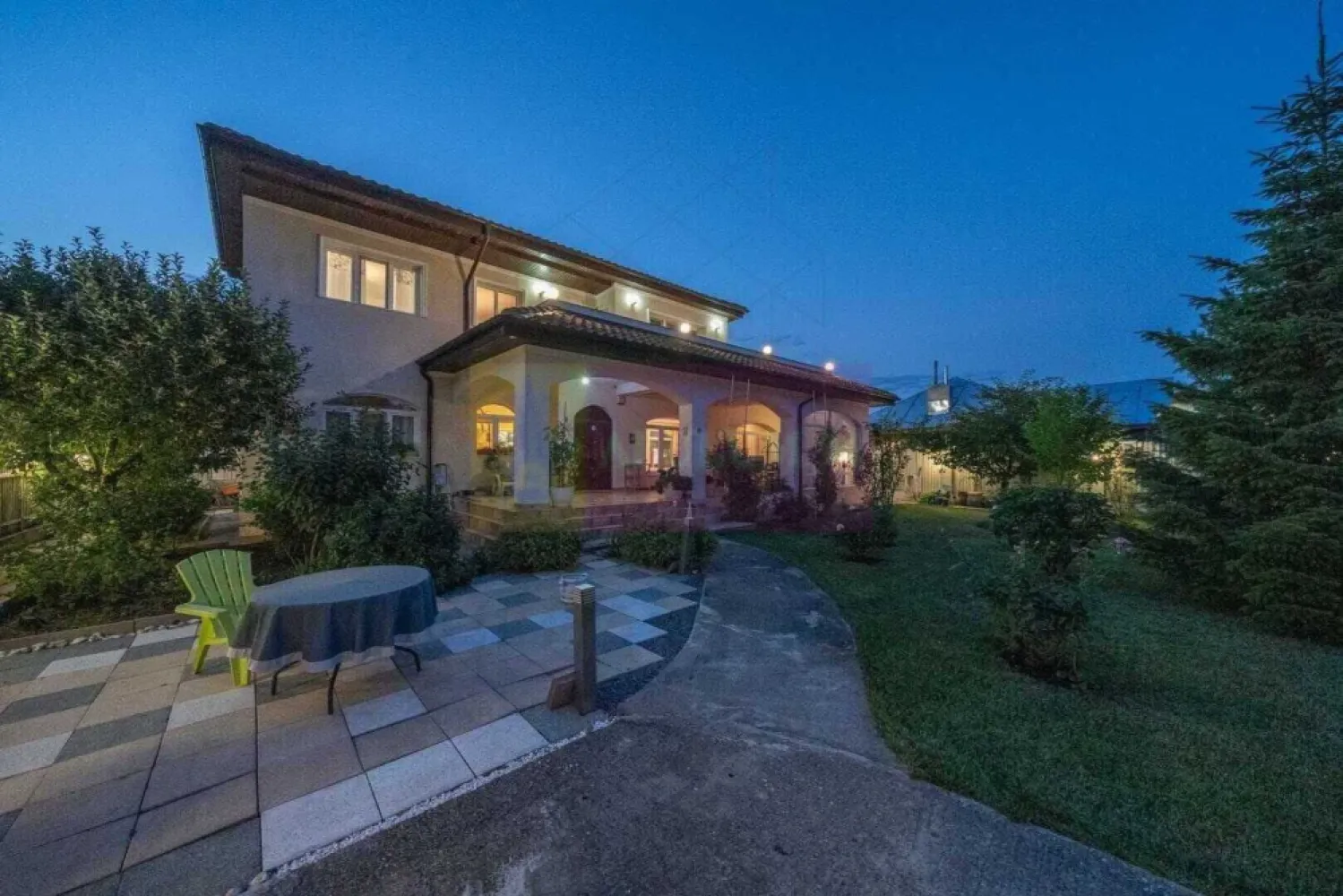 Vila superba in stil mediteranean Saftica- Corbeanca- COMISION 0. - COMISION 0.
Compania Imobiliara Apulum 94 va propune spre vanzare o vila deosebita P+1+pod , situata in Saftica, in imediata apropiere a localitatii Corbeanca, intr-o zona nou dezvoltata, exclusiv de vile, caracterizata prin verdeata abundenta , aer curat si multa liniste - - o adevarata oaza de relaxare. 
Proprietatea este amplasata pe un teren de 704 mp , la capatul unui drum de servitute cu acces limitat, care se inchide chiar in aceasta proprietate, oferind intimitate si confort sporit. 
Caracteristici generale:
- arhitectura moderna, eleganta
-suprafete vitrate mari- lumina naturala excelenta
- racordata la toate utilitatile: curent electric, gaze, apa, canalizare. 
-constructie solida pe stalpi de beton cu zidarie din caramida
- placi de beton peste fiecare nivel, inclusiv peste etaj
- izolatie exterioara cu polistiren de 10cm,
-acoperis cu tigla ceramica Spania- Escandella
-finisaje si dotari premium
-Tamplarie PVC Veka
-parchet triplu stratificat
-marmura in toate baile, gresie Spania, granit
-piatra naturala in living, peretele scarii si holul etajului
-usi interioare din lemn productie Franta culoare alba
-incalzire prin pardoseala in baile de la parter si etaj
-centrala termica Bosch in condensare -32KW
- 4 aparate de aer conditionat
- sistem de securitate BGS
-distribuitoare separate pentru apa menajera si incalzire( parter si etaj)
-put propriu( 40 m adancime) pentru apa menajera si irigarea gradinii
-curte amenajata impecabil cu brazi maturi, pomi fructiferi si flori
-anexa pentru depozitare
-zona de gratar
-bucatarie exterioara acoperita si complet functionala , ideala pentru petreceri si evenimente
Se preda intreaga documentatie tehnica a imobilului ( structura, instalatii, autorizatii)
Vila se vinde partial mobilata , cu bucataria complet mobilata. 
Se accepta schimb cu o proprietate mai mica +diferenta de pret. 
Compartimentarea este excelent gandita astfel:
Parter= living spatios+ dormitor+bucatarie+baie+ camera tehnica +hol+ terasa generoasa de 48mp
Etaj= dormitor matrimonial cu baie proprie si dressing+dormitor secundar+baie+balcon+terasa foarte mare de 47mp
Pod inalt cu posibilitate de amenajare mansarda
Acces rapid catre puncte de interes: Hypermaketuri( Carrefour, Kaufland, Lidl, Mega Image, Hornbach) la 2 km/3 minute; Centura A0 la 3,5 km/ 4 min; DN1 la 350 mp/ 1min; Therme la 4,5 km/6 min; Aeroportul Otopeni la 7,1km/ 10 min; Baneasa Shopping City la 14km/ 17 min; Scoli, gradinite, after scholl pe o raza de 5 km; farmacii la 2km/ 2min; Serviciu Ambulanta la 1,2 km/2 min; Spitalul Agrippa Ionescu la 4,5 km/ 11 min; Universitate- KM0 la 22 km/ 30-35 min. 
Pentru vizionari si mai multe detalii nu ezitati sa ma contactati pe nr 0733683446- Laura Ionescu.