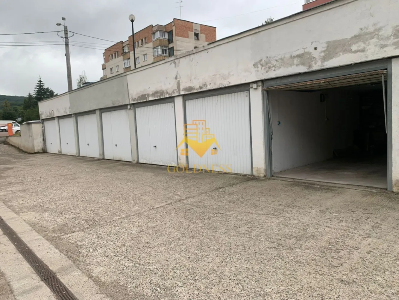 4 camere, 100mp, Manastur, Primaverii, Mc Donalds, Petrom, Garaje - GOLDNESS Imobiliare vă propune spre închiriere un apartament cu 4 camere open space complet mobilat și utilat, la etajul 3 într-un imobil de 3 etaje, în Cartierul Manastur.
Dispune de 2 garaje!
Se află în apropierea stațiilor de transport în comun, magazine, restaurante, spații verzi, farmacii, etc. 

Apartamentul este compartimentat astfel:
 - 2 dormitoare cu pat matrimonial, dressing, noptiere
 - 1 dormitor cu o canapea extensibila, birou,
- bucatarie open space complet utilată și mobilată, canapea, loc de servit masa 
 - 2 bai, dintre care una cu cada si una cu o cabina de dus, calorifer port prosop și dulap pentru depozitare.
 - 2 balcoane de 15 mp.

Imobilul este dotat cu toate cele necesare- centrală proprie, frigider, aragaz, hotă, mașină de spălat haine, etc. 

Dacă sunteți interesați de acest apartament și doriți să îl vizionați, dar și pentru alte oferte nu ezitați să ne contactați telefonic sau prin e-mail. Vă stăm la dispoziție!
Pentru intermediere se percepe un comision de 50% din prețul chiriei!