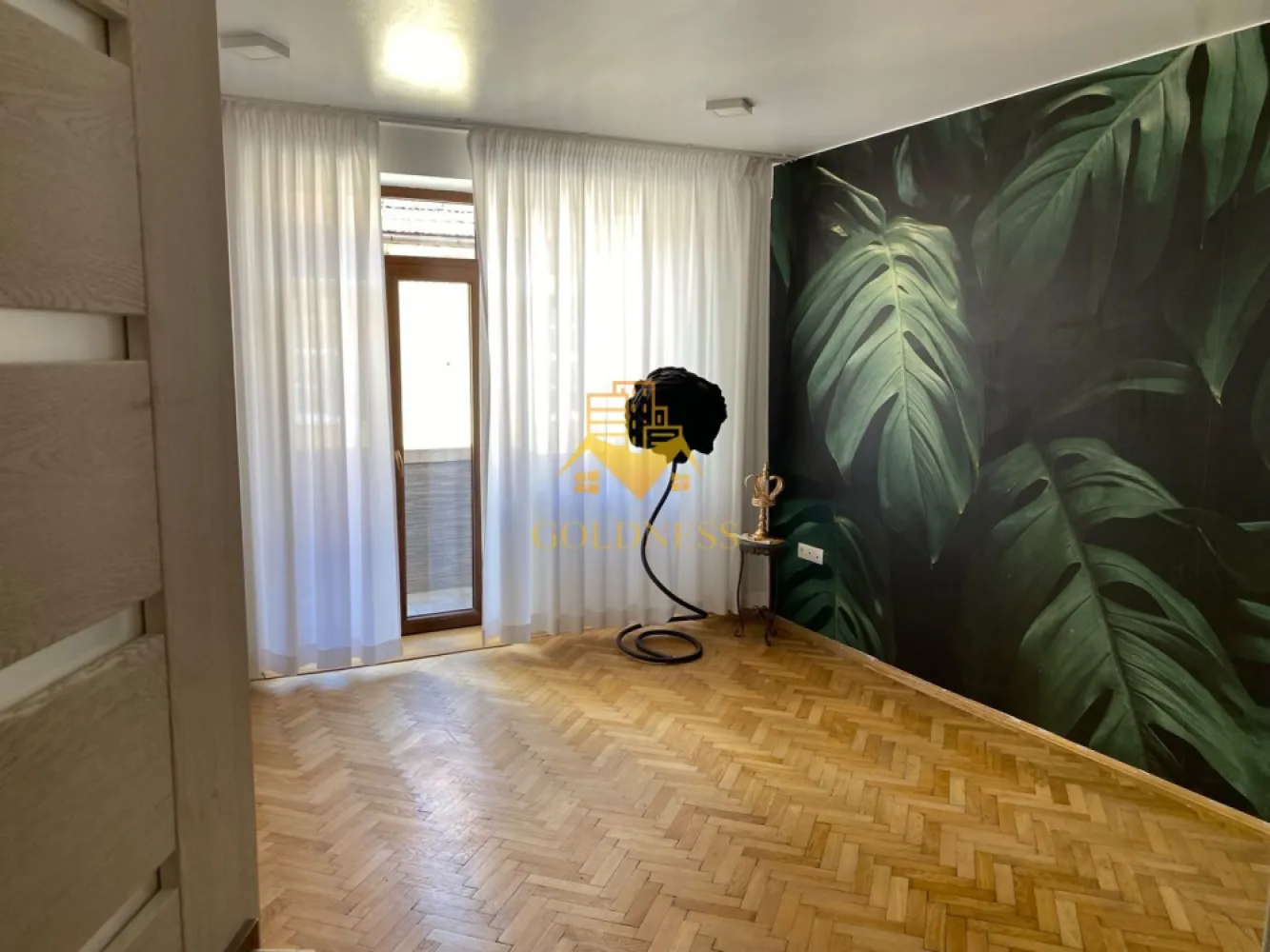Spatiu birou/Apartament, 3 camere, decomandate, Eroilor, Zona Teatru - Goldness imobiliare oferera spre închiriere un spațiu de birouri cu 3 camere decomandate, amplasat la etajul 1 din 4, într-o clădire situată în inima orașului, pe Bulevardul Eroilor.

Locație de prestigiu, în imediata vecinătate a Teatrului Național și a Catedralei Ortodoxe — o adresă care conferă vizibilitate și profesionalism oricărei afaceri. Accesul la mijloacele de transport în comun este facil, iar zona oferă toate facilitățile necesare desfășurării activității zilnice.

Spațiul este disponibil nemobilat, ideal pentru companii care doresc să amenajeze birourile conform propriului concept. Dispune de centrală termică proprie, asigurând autonomie și confort pe tot parcursul anului.

✅ Destinație actuală: spațiu de birouri
🏠 La cerere: spațiul poate fi reconvertit în apartament rezidențial și mobilat complet — prețul se va stabili în funcție de investiția necesară.

Contactați-ne pentru detalii și vizionare!