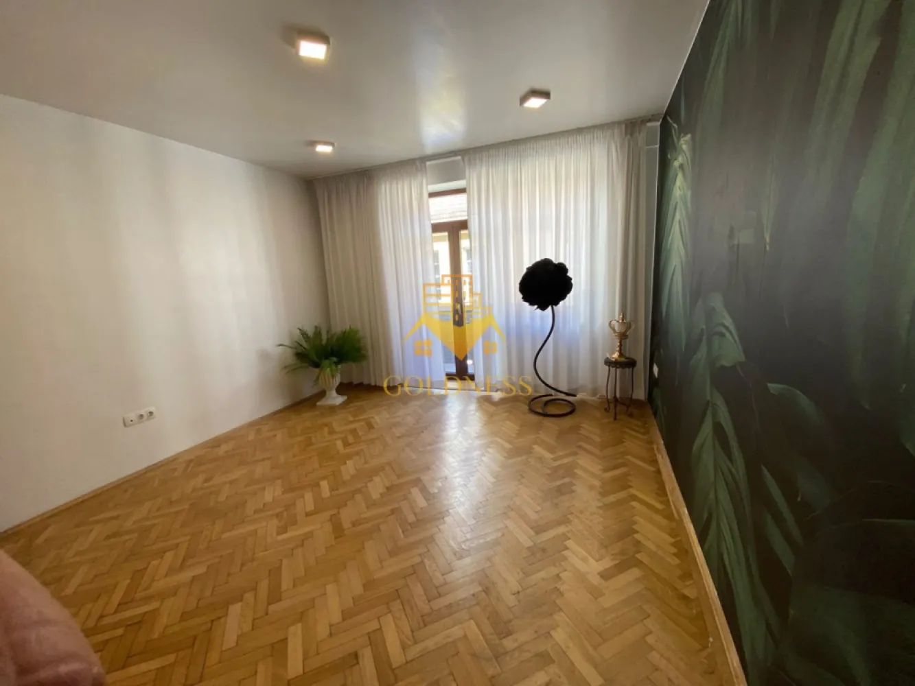 Spatiu birou/Apartament, 3 camere, decomandate, Eroilor, Zona Teatru - Goldness imobiliare oferera spre închiriere un spațiu de birouri cu 3 camere decomandate, amplasat la etajul 1 din 4, într-o clădire situată în inima orașului, pe Bulevardul Eroilor.

Locație de prestigiu, în imediata vecinătate a Teatrului Național și a Catedralei Ortodoxe — o adresă care conferă vizibilitate și profesionalism oricărei afaceri. Accesul la mijloacele de transport în comun este facil, iar zona oferă toate facilitățile necesare desfășurării activității zilnice.

Spațiul este disponibil nemobilat, ideal pentru companii care doresc să amenajeze birourile conform propriului concept. Dispune de centrală termică proprie, asigurând autonomie și confort pe tot parcursul anului.

✅ Destinație actuală: spațiu de birouri
🏠 La cerere: spațiul poate fi reconvertit în apartament rezidențial și mobilat complet — prețul se va stabili în funcție de investiția necesară.

Contactați-ne pentru detalii și vizionare!