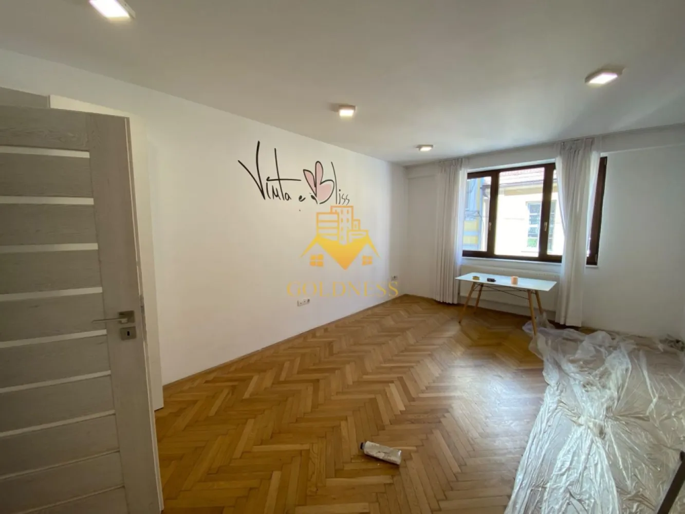 Spatiu birou/Apartament, 3 camere, decomandate, Eroilor, Zona Teatru - Goldness imobiliare oferera spre închiriere un spațiu de birouri cu 3 camere decomandate, amplasat la etajul 1 din 4, într-o clădire situată în inima orașului, pe Bulevardul Eroilor.

Locație de prestigiu, în imediata vecinătate a Teatrului Național și a Catedralei Ortodoxe — o adresă care conferă vizibilitate și profesionalism oricărei afaceri. Accesul la mijloacele de transport în comun este facil, iar zona oferă toate facilitățile necesare desfășurării activității zilnice.

Spațiul este disponibil nemobilat, ideal pentru companii care doresc să amenajeze birourile conform propriului concept. Dispune de centrală termică proprie, asigurând autonomie și confort pe tot parcursul anului.

✅ Destinație actuală: spațiu de birouri
🏠 La cerere: spațiul poate fi reconvertit în apartament rezidențial și mobilat complet — prețul se va stabili în funcție de investiția necesară.

Contactați-ne pentru detalii și vizionare!