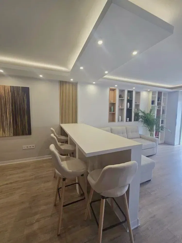 Apartament modern la cheie | Design premium | Cluj-Napoca |✨Comision 0 - Un apartament care impresionează prin atmosfera modernă, finisajele atent alese și mobilierul realizat la comandă, ideal pentru cei care își doresc un spațiu pregătit complet pentru mutare, fără investiții suplimentare.Situat în zona Corneliu Coposu din Cluj-Napoca, într-un imobil construit în 2023, apartamentul se află la etajul 4 din 5 și dispune de o suprafață utilă de 58 mp, fiind foarte bine compartimentat și amenajat într-un stil contemporan, elegant și funcțional.Compartimentare:• living cu bucătărie open-space• dormitor• baie• holFinisaje și dotări:• mobilier realizat la comandă• design modern și ambient plăcut• complet mobilat și utilat• electrocasnice încorporate• finisaje moderne și materiale de calitateZona oferă acces rapid către centrul orașului, magazine, restaurante, mijloace de transport și alte facilități importante, fiind potrivită pentru persoanele care își doresc conexiuni rapide către principalele puncte de interes din Cluj-Napoca.Apartamentul se vinde exact ca în fotografii, fiind o alegere excelentă atât pentru locuit, cât și pentru investiție.Opțional, se poate achiziționa și un loc de parcare subterană.Comision 0 pentru cumpărătorPreț: 159.000 €Proprietatea se vinde de către persoană fizică, fără TVA aplicabil.Se acceptă achiziționarea și prin credit, iar pentru un proces cât mai simplu și rapid, colaborăm și cu broker de credite, oferind consultanță 100% gratuită.Id: 89v/18Dacă doriți să aflați mai multe despre această proprietate sau să programați o vizionare, echipa Petani Imobiliare vă stă cu drag la dispoziție!0784 878 355Petani ImobiliareCăutăm locuințe. Găsim acasă.