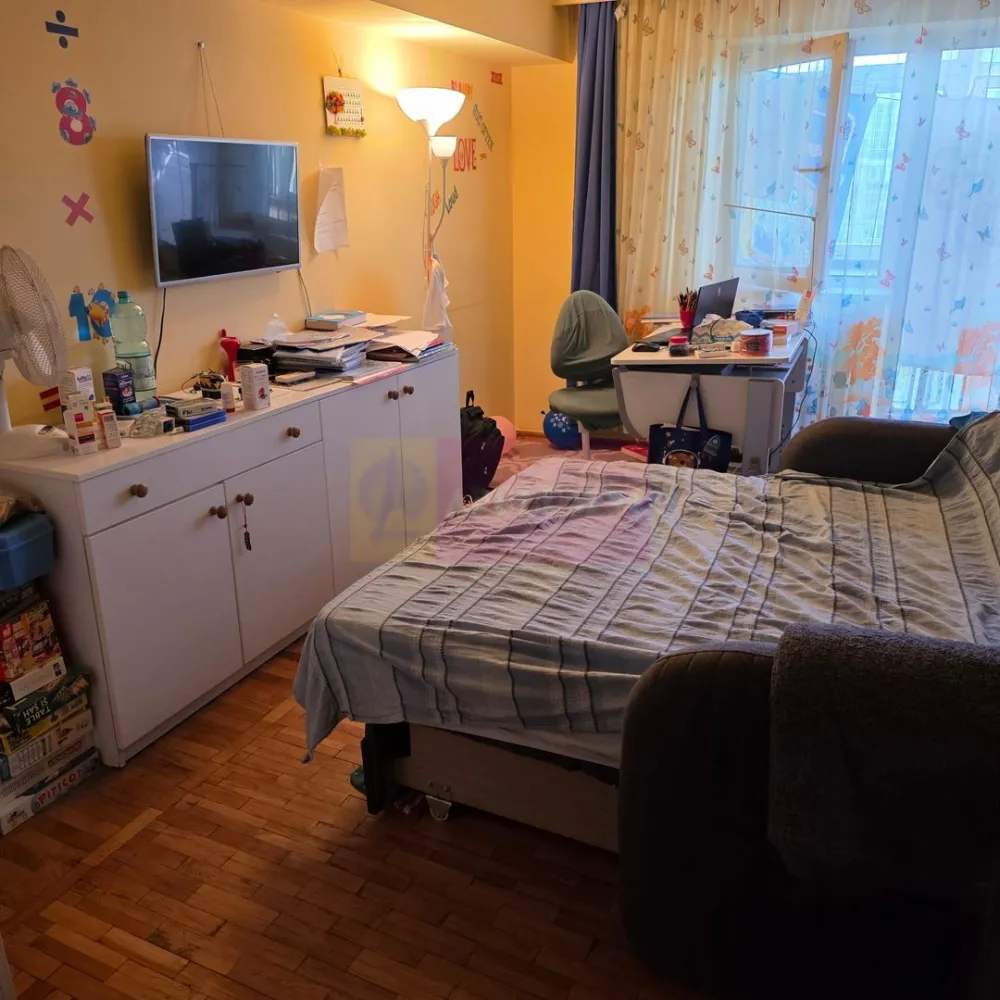 Vanzare apartament 3 camere Unirii-Zepter - Compania Imobiliara Apulum94 va ofera spre cumparare un apartament de 3 camere amplasat pe Bulevardul Unirii in apropiere de Zepter. Apartamentul are vedere stradala, este decomandat, amenajat decent cu gresie, faianta, parchet, termopan, usa metalica, aer conditionat, are 2 balcoane, 2 grupuri sanitare, ambele cu geam. Se poate monta centrala termica, intrucat exista coloana de gaz pe scara. Zona este superba. cu spatii de relaxare, pergole, cafenele, restaurante, pista pentru biciclete, zona de promenada.