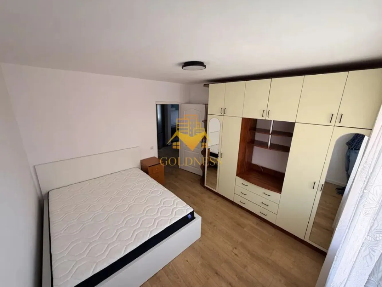 2 Camere decomandate, Iulius Mall, FSEGA, Intre Lacuri, Petfriendly - GOLDNESS Imobiliare vă propune spre închiriere un apartament cu 2 camere complet mobilat și utilat, la etajul 4 într-un imobil de 4 etaje, în Cartierul Intre lacuri!
Posibilitate de parcare in zona la liber!
Se află în apropierea stațiilor de transport în comun, magazine, restaurante, spații verzi, farmacii, etc. 

Apartamentul este compartimentat astfel:
 - dormitor cu pat matrimonial, dressing, noptiere
 - living cu canapea extensibilă, loc de servit masa, iesire pe balcon
 -bucatarie complet utilată și mobilată
 - baie cu cada, calorifer port prosop și dulap pentru depozitare.
 -dressing separat
 - balcon 5 mp.

Imobilul este dotat cu toate cele necesare- centrală proprie, frigider, aragaz, hotă, mașină de spălat haine, etc. 

Dacă sunteți interesați de acest apartament și doriți să îl vizionați, dar și pentru alte oferte nu ezitați să ne contactați telefonic sau prin e-mail. Vă stăm la dispoziție!
Pentru intermediere se percepe un comision de 50% din prețul chiriei!