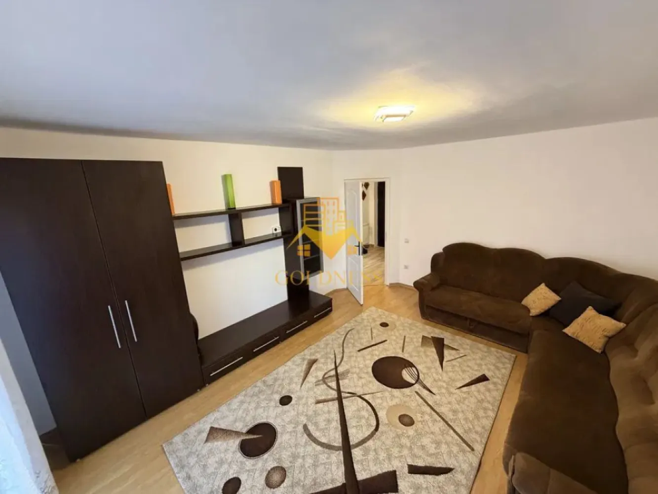 2 Camere decomandate, Iulius Mall, FSEGA, Intre Lacuri, Petfriendly - GOLDNESS Imobiliare vă propune spre închiriere un apartament cu 2 camere complet mobilat și utilat, la etajul 4 într-un imobil de 4 etaje, în Cartierul Intre lacuri!
Posibilitate de parcare in zona la liber!
Se află în apropierea stațiilor de transport în comun, magazine, restaurante, spații verzi, farmacii, etc. 

Apartamentul este compartimentat astfel:
 - dormitor cu pat matrimonial, dressing, noptiere
 - living cu canapea extensibilă, loc de servit masa, iesire pe balcon
 -bucatarie complet utilată și mobilată
 - baie cu cada, calorifer port prosop și dulap pentru depozitare.
 -dressing separat
 - balcon 5 mp.

Imobilul este dotat cu toate cele necesare- centrală proprie, frigider, aragaz, hotă, mașină de spălat haine, etc. 

Dacă sunteți interesați de acest apartament și doriți să îl vizionați, dar și pentru alte oferte nu ezitați să ne contactați telefonic sau prin e-mail. Vă stăm la dispoziție!
Pentru intermediere se percepe un comision de 50% din prețul chiriei!