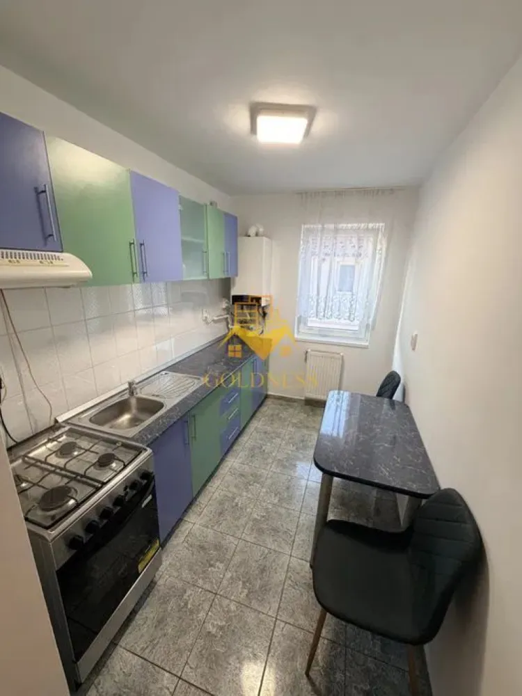 2 Camere decomandate, Iulius Mall, FSEGA, Intre Lacuri, Petfriendly - GOLDNESS Imobiliare vă propune spre închiriere un apartament cu 2 camere complet mobilat și utilat, la etajul 4 într-un imobil de 4 etaje, în Cartierul Intre lacuri!
Posibilitate de parcare in zona la liber!
Se află în apropierea stațiilor de transport în comun, magazine, restaurante, spații verzi, farmacii, etc. 

Apartamentul este compartimentat astfel:
 - dormitor cu pat matrimonial, dressing, noptiere
 - living cu canapea extensibilă, loc de servit masa, iesire pe balcon
 -bucatarie complet utilată și mobilată
 - baie cu cada, calorifer port prosop și dulap pentru depozitare.
 -dressing separat
 - balcon 5 mp.

Imobilul este dotat cu toate cele necesare- centrală proprie, frigider, aragaz, hotă, mașină de spălat haine, etc. 

Dacă sunteți interesați de acest apartament și doriți să îl vizionați, dar și pentru alte oferte nu ezitați să ne contactați telefonic sau prin e-mail. Vă stăm la dispoziție!
Pentru intermediere se percepe un comision de 50% din prețul chiriei!