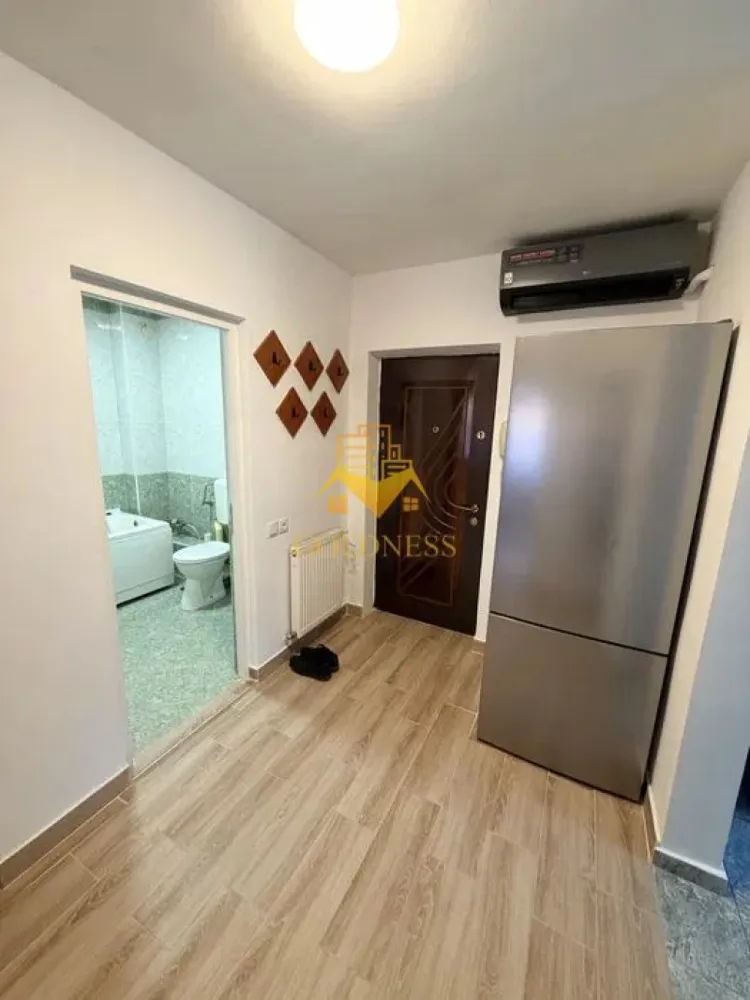 2 Camere decomandate, Iulius Mall, FSEGA, Intre Lacuri, Petfriendly - GOLDNESS Imobiliare vă propune spre închiriere un apartament cu 2 camere complet mobilat și utilat, la etajul 4 într-un imobil de 4 etaje, în Cartierul Intre lacuri!
Posibilitate de parcare in zona la liber!
Se află în apropierea stațiilor de transport în comun, magazine, restaurante, spații verzi, farmacii, etc. 

Apartamentul este compartimentat astfel:
 - dormitor cu pat matrimonial, dressing, noptiere
 - living cu canapea extensibilă, loc de servit masa, iesire pe balcon
 -bucatarie complet utilată și mobilată
 - baie cu cada, calorifer port prosop și dulap pentru depozitare.
 -dressing separat
 - balcon 5 mp.

Imobilul este dotat cu toate cele necesare- centrală proprie, frigider, aragaz, hotă, mașină de spălat haine, etc. 

Dacă sunteți interesați de acest apartament și doriți să îl vizionați, dar și pentru alte oferte nu ezitați să ne contactați telefonic sau prin e-mail. Vă stăm la dispoziție!
Pentru intermediere se percepe un comision de 50% din prețul chiriei!