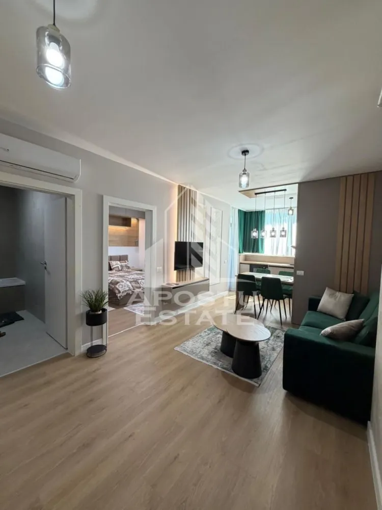 Apartament cu 2 camere de inchiriat, zona Torontalului, Timisoara - Agentia imobiliara APOSTU ESTATE va propune spre inchiriere un apartament cu 2 camere spatios si luminos, aflat la prima inchiriere, situat in complexul rezidential XCity Towers, o zona linistita si bine pozitionata din Timisoara, potrivit pentru cupluri sau studenti care isi doresc o locuinta unde sa se simta confortabil si cu acces facil catre scoli, facultati, statii de autobuz si magazine.

Suprafata utila: 45 mp
Compartimentare eficienta:
- Hol de acces
- Bucatarie open-space, complet mobilata si utilata, cu loc de luat masa
- Baie prevazuta cu cada si ventilatie artificiala
- Dormitor cu pat matrimonial
- Balcon 

Confort si facilitati:
- Centrala proprie cu incalzire in pardoseala
- Loc de parcare inclus in pret
- Prima inchiriere
- Aer conditionat
- Apartamentul este complet mobilat si utilat de catre proprietar

Localizare: zona Aradului, in apropiere de magazinul Lidl, Facultatea de Agronomie, mijloace de transport in comun

Ideal pentru:
- Cupluri
- Studenti

Pret chirie: 550€
Programeaza o vizionare pentru a-ti putea imagina viitorul aici!
ID intern: CP3174550