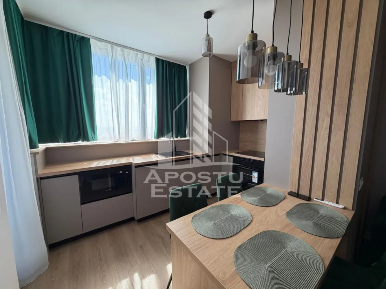 Apartament cu 2 camere de inchiriat, zona Torontalului, Timisoara - Agentia imobiliara APOSTU ESTATE va propune spre inchiriere un apartament cu 2 camere spatios si luminos, aflat la prima inchiriere, situat in complexul rezidential XCity Towers, o zona linistita si bine pozitionata din Timisoara, potrivit pentru cupluri sau studenti care isi doresc o locuinta unde sa se simta confortabil si cu acces facil catre scoli, facultati, statii de autobuz si magazine.

Suprafata utila: 45 mp
Compartimentare eficienta:
- Hol de acces
- Bucatarie open-space, complet mobilata si utilata, cu loc de luat masa
- Baie prevazuta cu cada si ventilatie artificiala
- Dormitor cu pat matrimonial
- Balcon 

Confort si facilitati:
- Centrala proprie cu incalzire in pardoseala
- Loc de parcare inclus in pret
- Prima inchiriere
- Aer conditionat
- Apartamentul este complet mobilat si utilat de catre proprietar

Localizare: zona Aradului, in apropiere de magazinul Lidl, Facultatea de Agronomie, mijloace de transport in comun

Ideal pentru:
- Cupluri
- Studenti

Pret chirie: 550€
Programeaza o vizionare pentru a-ti putea imagina viitorul aici!
ID intern: CP3174550