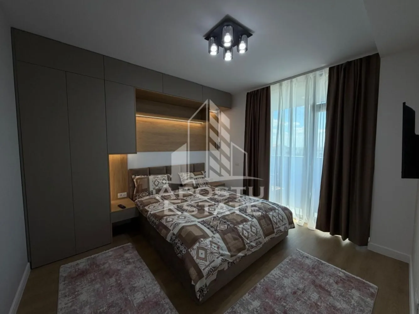 Apartament cu 2 camere de inchiriat, zona Torontalului, Timisoara - Agentia imobiliara APOSTU ESTATE va propune spre inchiriere un apartament cu 2 camere spatios si luminos, aflat la prima inchiriere, situat in complexul rezidential XCity Towers, o zona linistita si bine pozitionata din Timisoara, potrivit pentru cupluri sau studenti care isi doresc o locuinta unde sa se simta confortabil si cu acces facil catre scoli, facultati, statii de autobuz si magazine.

Suprafata utila: 45 mp
Compartimentare eficienta:
- Hol de acces
- Bucatarie open-space, complet mobilata si utilata, cu loc de luat masa
- Baie prevazuta cu cada si ventilatie artificiala
- Dormitor cu pat matrimonial
- Balcon 

Confort si facilitati:
- Centrala proprie cu incalzire in pardoseala
- Loc de parcare inclus in pret
- Prima inchiriere
- Aer conditionat
- Apartamentul este complet mobilat si utilat de catre proprietar

Localizare: zona Aradului, in apropiere de magazinul Lidl, Facultatea de Agronomie, mijloace de transport in comun

Ideal pentru:
- Cupluri
- Studenti

Pret chirie: 550€
Programeaza o vizionare pentru a-ti putea imagina viitorul aici!
ID intern: CP3174550