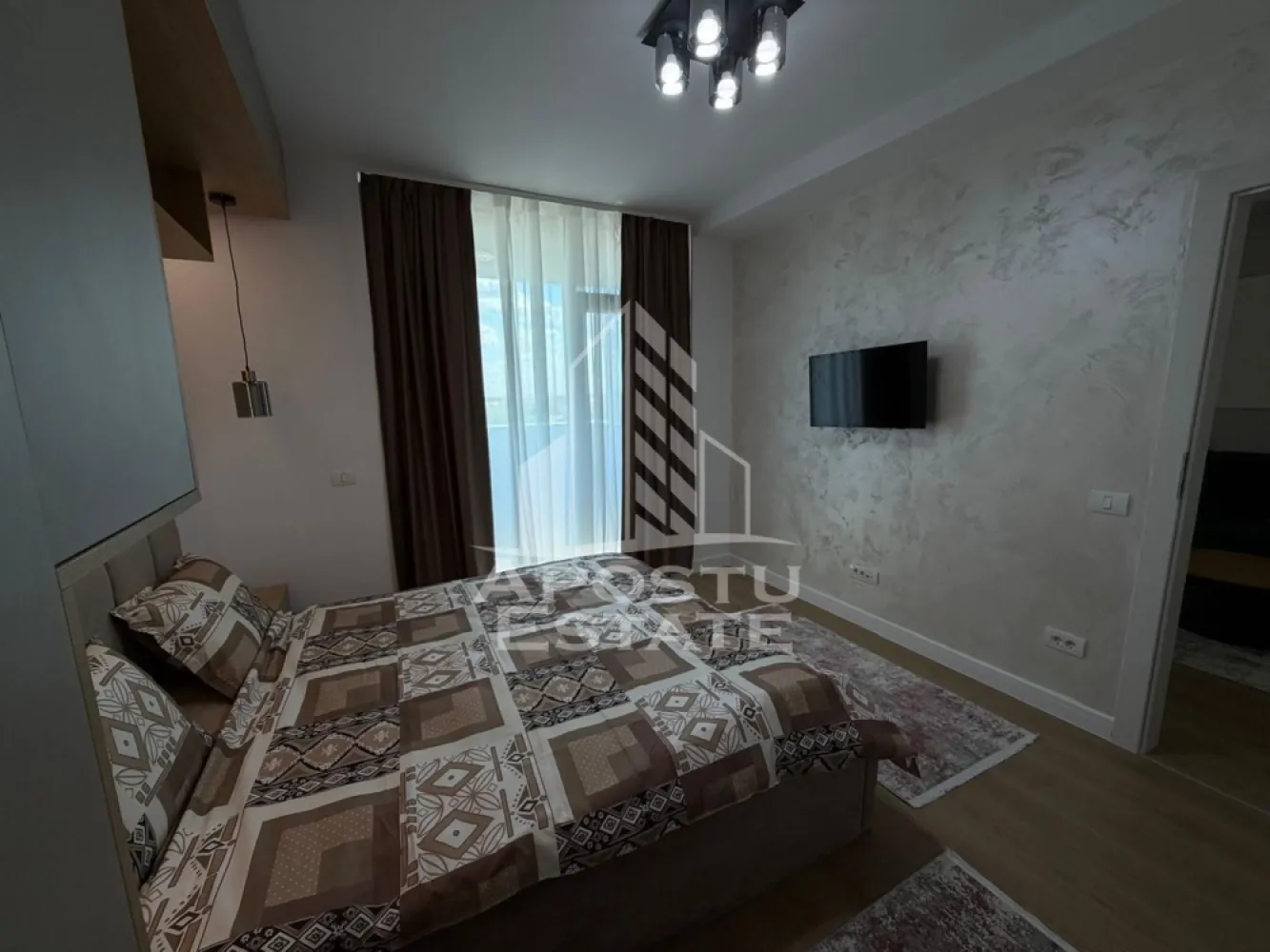 Apartament cu 2 camere de inchiriat, zona Torontalului, Timisoara - Agentia imobiliara APOSTU ESTATE va propune spre inchiriere un apartament cu 2 camere spatios si luminos, aflat la prima inchiriere, situat in complexul rezidential XCity Towers, o zona linistita si bine pozitionata din Timisoara, potrivit pentru cupluri sau studenti care isi doresc o locuinta unde sa se simta confortabil si cu acces facil catre scoli, facultati, statii de autobuz si magazine.

Suprafata utila: 45 mp
Compartimentare eficienta:
- Hol de acces
- Bucatarie open-space, complet mobilata si utilata, cu loc de luat masa
- Baie prevazuta cu cada si ventilatie artificiala
- Dormitor cu pat matrimonial
- Balcon 

Confort si facilitati:
- Centrala proprie cu incalzire in pardoseala
- Loc de parcare inclus in pret
- Prima inchiriere
- Aer conditionat
- Apartamentul este complet mobilat si utilat de catre proprietar

Localizare: zona Aradului, in apropiere de magazinul Lidl, Facultatea de Agronomie, mijloace de transport in comun

Ideal pentru:
- Cupluri
- Studenti

Pret chirie: 550€
Programeaza o vizionare pentru a-ti putea imagina viitorul aici!
ID intern: CP3174550