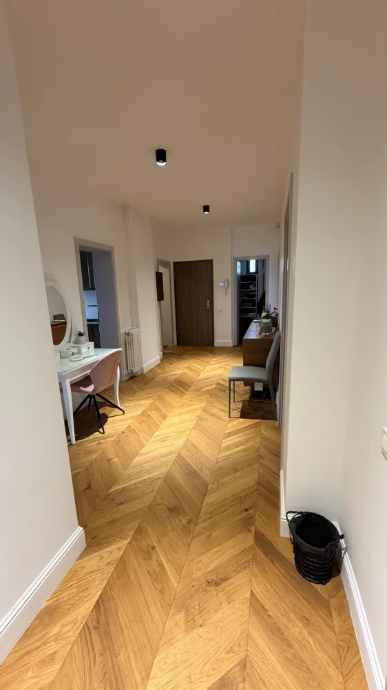 Apartament exclusivist - Se dă spre închiriere ap zona centrală, la 2 min de casă de cultură a studenților. Blocul este compus din 4 apartamente. Zona retrasă și liniștită.&nbsp;Suprafața construită este de 162mp din cărămidă, piatră fără cadre din beton armat.&nbsp;Apartamentul este compus din 4 camere, 2 băi si 3 balcoane. Locatarii mai dispun de o grădină de 1000 metrii în spatele blocului. Vine cu un garaj plus 1 loc de parcare.Nu colaborez cu agenții.