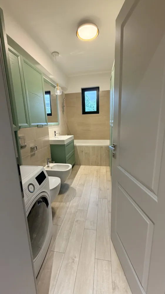 Apartament exclusivist - Se dă spre închiriere ap zona centrală, la 2 min de casă de cultură a studenților. Blocul este compus din 4 apartamente. Zona retrasă și liniștită.&nbsp;Suprafața construită este de 162mp din cărămidă, piatră fără cadre din beton armat.&nbsp;Apartamentul este compus din 4 camere, 2 băi si 3 balcoane. Locatarii mai dispun de o grădină de 1000 metrii în spatele blocului. Vine cu un garaj plus 1 loc de parcare.Nu colaborez cu agenții.