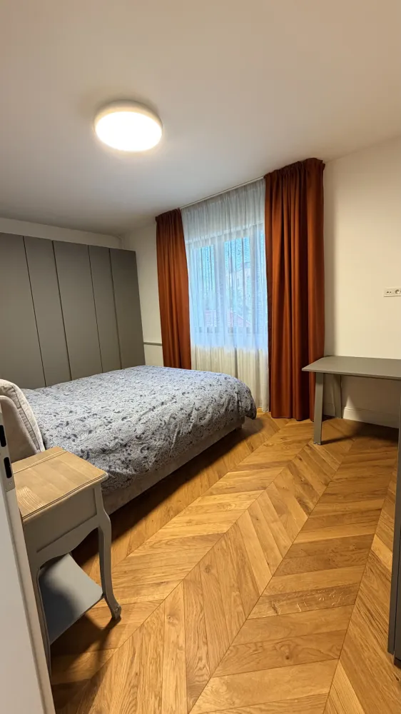 Apartament exclusivist - Se dă spre închiriere ap zona centrală, la 2 min de casă de cultură a studenților. Blocul este compus din 4 apartamente. Zona retrasă și liniștită.&nbsp;Suprafața construită este de 162mp din cărămidă, piatră fără cadre din beton armat.&nbsp;Apartamentul este compus din 4 camere, 2 băi si 3 balcoane. Locatarii mai dispun de o grădină de 1000 metrii în spatele blocului. Vine cu un garaj plus 1 loc de parcare.Nu colaborez cu agenții.