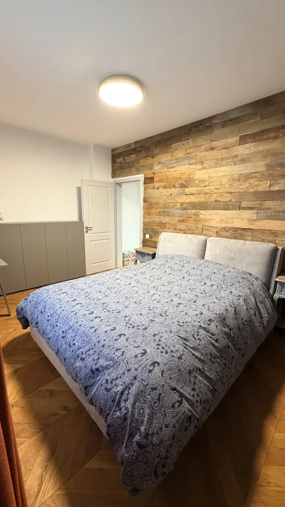 Apartament exclusivist - Se dă spre închiriere ap zona centrală, la 2 min de casă de cultură a studenților. Blocul este compus din 4 apartamente. Zona retrasă și liniștită.&nbsp;Suprafața construită este de 162mp din cărămidă, piatră fără cadre din beton armat.&nbsp;Apartamentul este compus din 4 camere, 2 băi si 3 balcoane. Locatarii mai dispun de o grădină de 1000 metrii în spatele blocului. Vine cu un garaj plus 1 loc de parcare.Nu colaborez cu agenții.