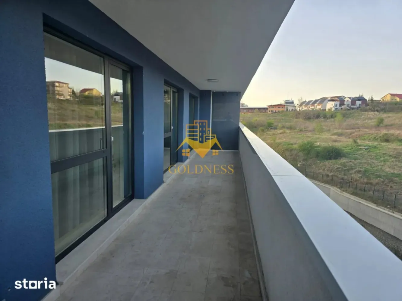 3 Camere Openspace, Wings, UMF, UTCN, Observatorului, Lidl,Premium. - GOLDNESS Imobiliare vă propune spre închiriere un apartament cu 3 camere complet mobilat și utilat, la etajul 5 într-un imobil de 15 etaje, în Cartierul Zorilor!
Parcare subterana inclusa!
Se află în apropierea stațiilor de transport în comun, magazine, restaurante, spații verzi, farmacii, etc. 

Apartamentul este compartimentat astfel:
 - dormitor cu pat matrimonial, dressing, noptiere
 -dormitorul secundar este configurat momentan ca spațiu de birou, la solicitarea foștilor chiriași. La cerere, proprietarul poate monta un pat, astfel încât încăperea să fie utilizată ca dormitor, baie
 - living cu bucatarie open space complet utilată și mobilată, canapea extensibilă, loc de servit masa 
 - baie cu cabina de dus, calorifer port prosop și dulap pentru depozitare.
 - baie cu cada, calorifer port prosop și dulap pentru depozitare.
 - 3 terase cu un total de 32 mp
 Dotari premium:
 Încălzire prin pardoseală cu controlul temperaturii de la distanță
 Centrală termică pe gaz
 Electrocasnice AEG:
 Frigider + Congelator
 Mașină de spălat vase
 Cuptor electric
 Cuptor cu microunde
 Plită cu inducție
 Mașină de spălat LG
 1 TV

Imobilul este dotat cu toate cele necesare- centrală proprie, frigider, aragaz, hotă, mașină de spălat haine, etc. 
Garantia pentru inchirierea apartamentului este de 1800E!

Dacă sunteți interesați de acest apartament și doriți să îl vizionați, dar și pentru alte oferte nu ezitați să ne contactați telefonic sau prin e-mail. Vă stăm la dispoziție!
Pentru intermediere se percepe un comision de 50% din prețul chiriei!