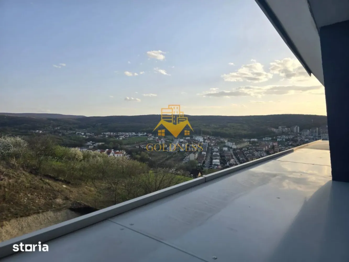 3 Camere Openspace, Wings, UMF, UTCN, Observatorului, Lidl,Premium. - GOLDNESS Imobiliare vă propune spre închiriere un apartament cu 3 camere complet mobilat și utilat, la etajul 5 într-un imobil de 15 etaje, în Cartierul Zorilor!
Parcare subterana inclusa!
Se află în apropierea stațiilor de transport în comun, magazine, restaurante, spații verzi, farmacii, etc. 

Apartamentul este compartimentat astfel:
 - dormitor cu pat matrimonial, dressing, noptiere
 -dormitorul secundar este configurat momentan ca spațiu de birou, la solicitarea foștilor chiriași. La cerere, proprietarul poate monta un pat, astfel încât încăperea să fie utilizată ca dormitor, baie
 - living cu bucatarie open space complet utilată și mobilată, canapea extensibilă, loc de servit masa 
 - baie cu cabina de dus, calorifer port prosop și dulap pentru depozitare.
 - baie cu cada, calorifer port prosop și dulap pentru depozitare.
 - 3 terase cu un total de 32 mp
 Dotari premium:
 Încălzire prin pardoseală cu controlul temperaturii de la distanță
 Centrală termică pe gaz
 Electrocasnice AEG:
 Frigider + Congelator
 Mașină de spălat vase
 Cuptor electric
 Cuptor cu microunde
 Plită cu inducție
 Mașină de spălat LG
 1 TV

Imobilul este dotat cu toate cele necesare- centrală proprie, frigider, aragaz, hotă, mașină de spălat haine, etc. 
Garantia pentru inchirierea apartamentului este de 1800E!

Dacă sunteți interesați de acest apartament și doriți să îl vizionați, dar și pentru alte oferte nu ezitați să ne contactați telefonic sau prin e-mail. Vă stăm la dispoziție!
Pentru intermediere se percepe un comision de 50% din prețul chiriei!
