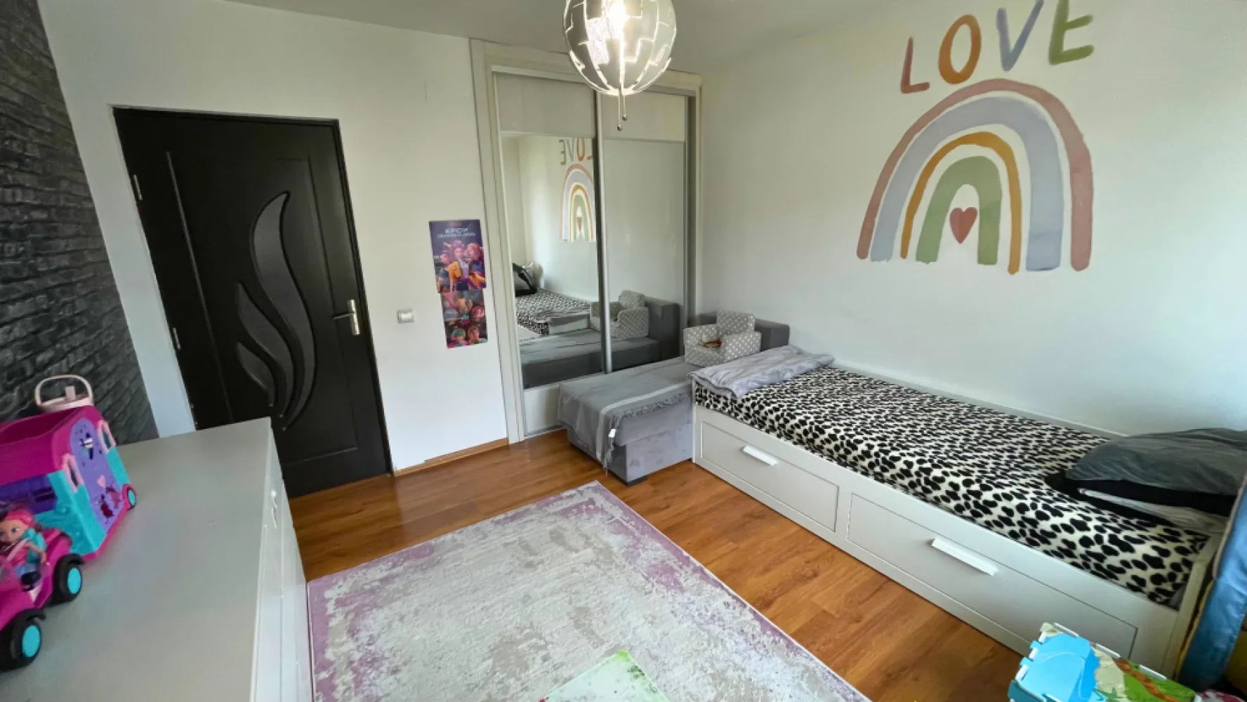 Apartament 3 camere de vânzare | Florești | Comision 0 - Dacă îți dorești un apartament spațios, bine compartimentat și situat într-o zonă liniștită, această proprietate din Florești poate fi alegerea potrivită.Amplasat într-o zonă cu acces facil către punctele de interes, apartamentul beneficiază de stație de autobuz și magazine la doar 2 minute de mers pe jos. În apropiere se află o grădiniță privată, iar grădinița de stat este situată la doar două străzi distanță.Situat la etajul 2 al unui imobil cu 3 etaje, apartamentul dispune de o suprafață utilă de 64 mp, la care se adaugă un balcon de 4 mp, și beneficiază de orientare N-E.Compartimentare:• 2 dormitoare• living cu bucătărie open-space• baie• cămară• hol generos• balconDotări și beneficii:• compartimentare semidecomandată• centrală termică proprie• aer condiționat• zonă liniștită• acces rapid către magazine și mijloace de transportLoc de parcare inclus în preț.Preț: 102.000 € negociabil.Comision 0 pentru cumpărător!Id: 87v/5Se acceptă achiziționarea și prin credit, iar pentru un proces cât mai simplu și rapid, colaborăm și cu un broker de credite, oferind consultanță 100% gratuită.Dacă doriți să aflați mai multe despre această proprietate sau să programați o vizionare, echipa Petani Imobiliare vă stă cu drag la dispoziție.0784 878 355Petani ImobiliareCăutăm locuințe. Găsim acasă.&nbsp;