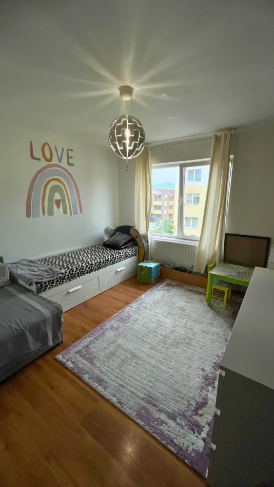 Apartament 3 camere de vânzare | Florești | Comision 0 - Dacă îți dorești un apartament spațios, bine compartimentat și situat într-o zonă liniștită, această proprietate din Florești poate fi alegerea potrivită.Amplasat într-o zonă cu acces facil către punctele de interes, apartamentul beneficiază de stație de autobuz și magazine la doar 2 minute de mers pe jos. În apropiere se află o grădiniță privată, iar grădinița de stat este situată la doar două străzi distanță.Situat la etajul 2 al unui imobil cu 3 etaje, apartamentul dispune de o suprafață utilă de 64 mp, la care se adaugă un balcon de 4 mp, și beneficiază de orientare N-E.Compartimentare:• 2 dormitoare• living cu bucătărie open-space• baie• cămară• hol generos• balconDotări și beneficii:• compartimentare semidecomandată• centrală termică proprie• aer condiționat• zonă liniștită• acces rapid către magazine și mijloace de transportLoc de parcare inclus în preț.Preț: 102.000 € negociabil.Comision 0 pentru cumpărător!Id: 87v/5Se acceptă achiziționarea și prin credit, iar pentru un proces cât mai simplu și rapid, colaborăm și cu un broker de credite, oferind consultanță 100% gratuită.Dacă doriți să aflați mai multe despre această proprietate sau să programați o vizionare, echipa Petani Imobiliare vă stă cu drag la dispoziție.0784 878 355Petani ImobiliareCăutăm locuințe. Găsim acasă.&nbsp;