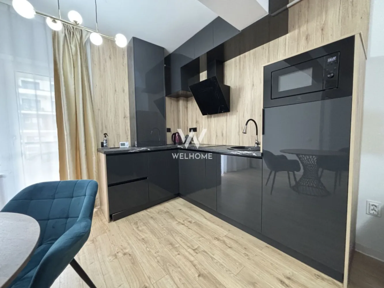 Apartament 2 camere cu terasă zona Doamna Stanca - Apartament 2 camere MODERN zona Doamna Stanca

Apartamentul are o suprafață utilă de 54 mp, se află la parterul inalt al unei vile moderne cu 3 etaje şi este dotat cu tot ce este necesar.
Compartimentare:
- Hol de acces, living spațios cu bucătărie, baie, terasă.
Apartamentul este unul luminos și călduros având orientare sudică.
Locația este ideală, având acces facil la centre comerciale, supermarket-uri, școală, mijloace de transport.
Un loc de parcare privat.
Perioada minimă contractuală este de 12 luni.
Pentru mai multe detalii sau pentru programarea unei vizionări, vă stau la dispoziție.

Chirie lunară: 530 Euro + garanție
Comision client: 50% din prima chirie