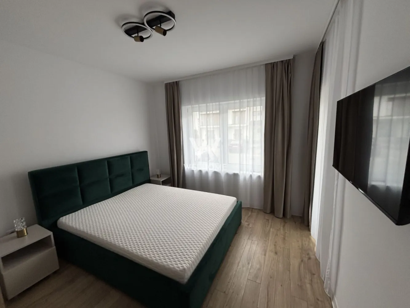 Apartament 2 camere cu terasă zona Doamna Stanca - Apartament 2 camere MODERN zona Doamna Stanca

Apartamentul are o suprafață utilă de 54 mp, se află la parterul inalt al unei vile moderne cu 3 etaje şi este dotat cu tot ce este necesar.
Compartimentare:
- Hol de acces, living spațios cu bucătărie, baie, terasă.
Apartamentul este unul luminos și călduros având orientare sudică.
Locația este ideală, având acces facil la centre comerciale, supermarket-uri, școală, mijloace de transport.
Un loc de parcare privat.
Perioada minimă contractuală este de 12 luni.
Pentru mai multe detalii sau pentru programarea unei vizionări, vă stau la dispoziție.

Chirie lunară: 530 Euro + garanție
Comision client: 50% din prima chirie