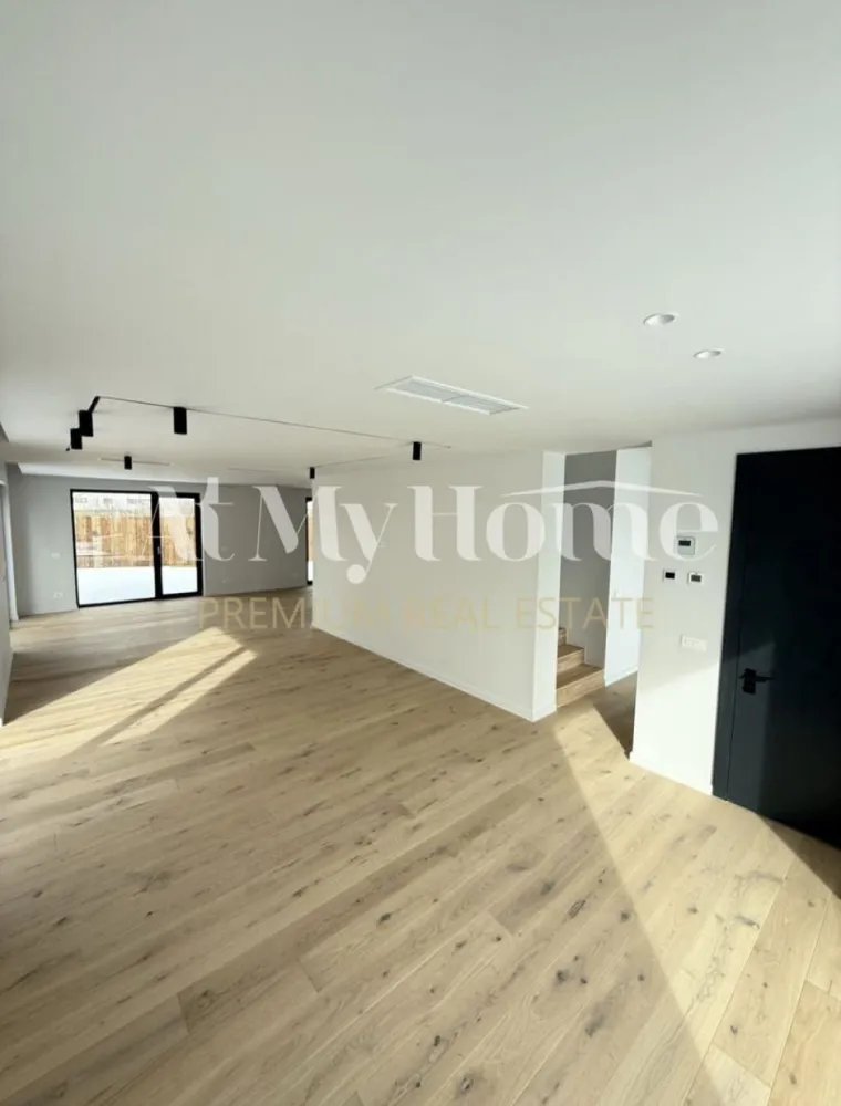 VILA NOUA PREMIUM //4 CAMERE//TUNARI - Vila P+1, constructie noua, 150 mp utili, situata in Tunari in complexul rezidential Edenholz Residence.

Parter
-living open-space
-bucatarie
-zona dining
-grup sanitar
-camera tehnica+depozitare
Etaj
-3 dormitoare(unul din ele matrimonial)
-2 bai(una din ele cu acces din dormitorul matrimonial)
Curte
-Terasa+zona barbeque
-2 locuri de parcare

Vila dispune de curte proprie cu gazon si sistem de irigatie, panouri solare, pompa de caldura, ventiloconvectoare si centrala proprie pe gaze, iar temperatura se poate regla pe fiecare camera.
Pretul din anunt este pentru imobilul nemobilat. Se poate inchiria si mobilat la cerere, dar la un alt pret.

Este situata la mica distanta de zona Iancu Nicolae si Pipera/Baneasa si de toate facilitatile si scolile internationale din zona, cat si de A3, DN1, Otopeni.