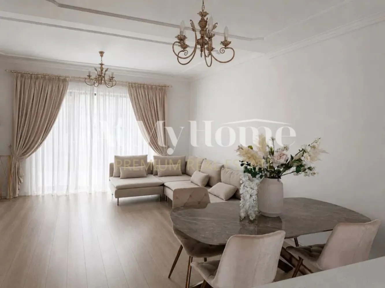 VILA NOUA 5 CAMERE/COMPLEX REZIDENTIAL/PIPERA - Va oferim spre închiriere vila tip Townhouse cu 5 camere, complet mobilata si utilata, construita in regim de înălțime P+1E+M si beneficiază de 2 locuri de parcare, terasa si gradina. Exista si locuri de parcare pentru vizitatori.

Vila spațioasă și luminoasă , ideală pentru o familie sau pentru persoane care lucrează remote și caută un spațiu generos, confortabil și bine organizat.

Parterul este gândit pentru confortul zilnic și relaxare:
Hol de intrare 
Grup sanitar de serviciu
Spațiu de depozitare 
Bucătărie open-space 
Living generos cu acces direct către o terasă și grădină 

Etajul 1 oferă două dormitoare, fiecare cu baie proprie:
Dormitor matrimonial 
Dormitor secundar

Mansarda adaugă un plus de flexibilitate:
Hol 
Dormitor cu baie proprie 
Cameră suplimentară – ideală pentru birou, cameră de oaspeți, loc de joacă sau dressing

Finisaje moderne și spații bine gândite, luminozitate naturală pe tot parcursul zilei, grădină proprie – perfectă pentru relaxare în aer liber.

Datorita locatiei si proximitatii fata de punctele de interes din zona Pipera, a Scolilor Internationale din zona, Centre Comerciale, magazine, restaurante si mijloace de transport in comun, este recomandata pentru resedinta unei familii.
