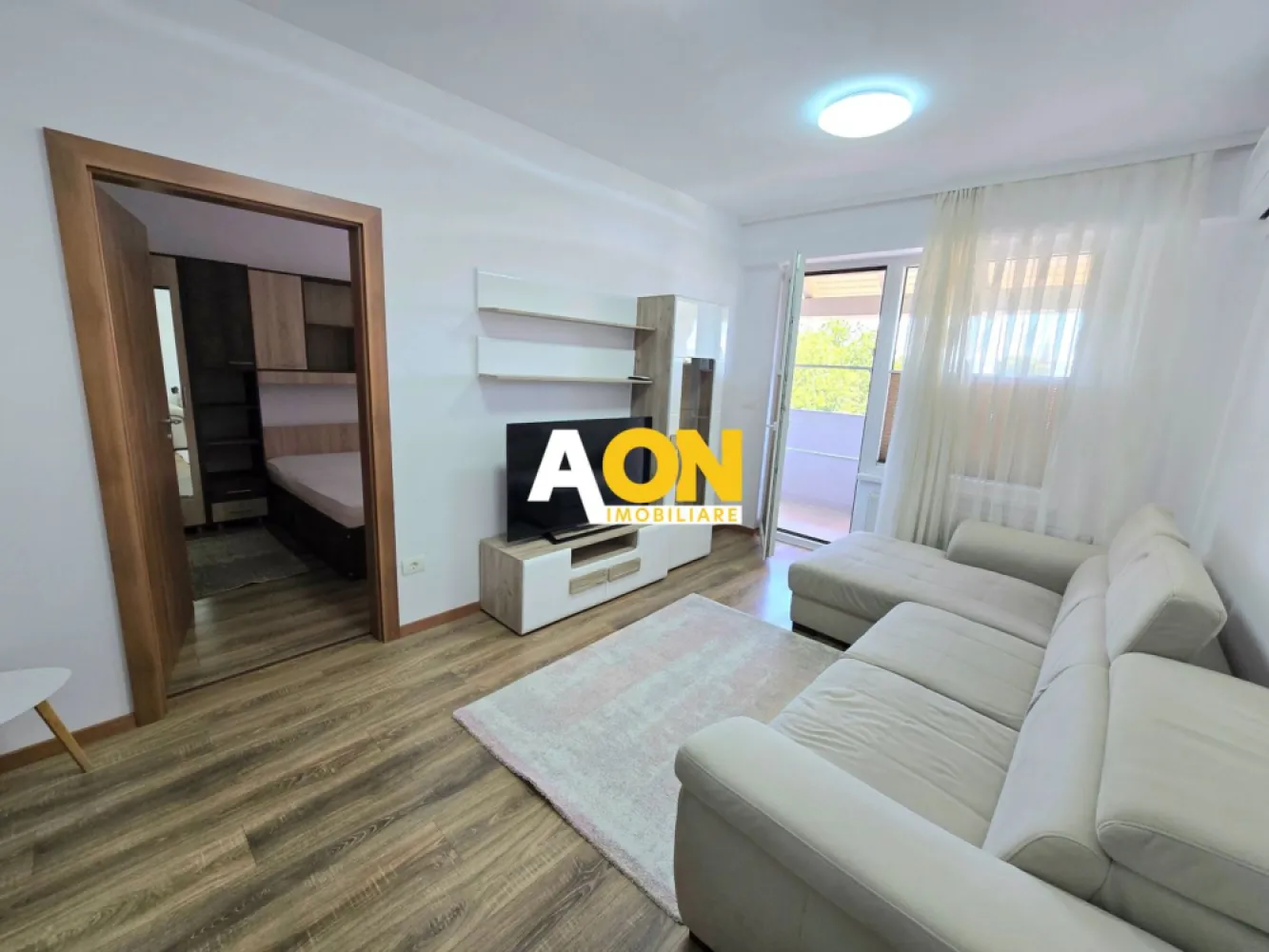 Apartament cu 3 Camere, Complet Mobilat, Bloc Nou, Zona Centru - AON Imobiliare vă prezintă spre închiriere un apartament cu 3 camere situat în zona Centru, în apropiere de Liceul Economic!
Proprietatea se află la etajul 3 al unui bloc cu 4 etaje ce dispune de lift!
Apartamentul este compus din:
- 2 Dormitoare
- Living
- Bucătărie
- 2 Băi
- Hol
- Balcon
Se închiriază complet mobilat și utilat, pe perioadă de minim 12 luni!
Nu se acceptă cu animale de companie!
Există loc de parcare propriu!
Imobilul este amplasat într-o zonă rezidențială, liniștită, ferită de trafic, dar cu acces facil către toate punctele de interes din oraș!
Pentru mai multe detalii sau programarea unei vizionări, vă rugăm să ne contactați!
Disponibil imediat!
ID: CP3173150