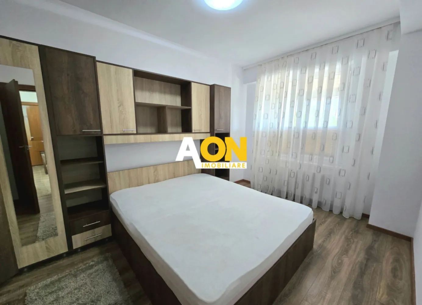 Apartament cu 3 Camere, Complet Mobilat, Bloc Nou, Zona Centru - AON Imobiliare vă prezintă spre închiriere un apartament cu 3 camere situat în zona Centru, în apropiere de Liceul Economic!
Proprietatea se află la etajul 3 al unui bloc cu 4 etaje ce dispune de lift!
Apartamentul este compus din:
- 2 Dormitoare
- Living
- Bucătărie
- 2 Băi
- Hol
- Balcon
Se închiriază complet mobilat și utilat, pe perioadă de minim 12 luni!
Nu se acceptă cu animale de companie!
Există loc de parcare propriu!
Imobilul este amplasat într-o zonă rezidențială, liniștită, ferită de trafic, dar cu acces facil către toate punctele de interes din oraș!
Pentru mai multe detalii sau programarea unei vizionări, vă rugăm să ne contactați!
Disponibil imediat!
ID: CP3173150