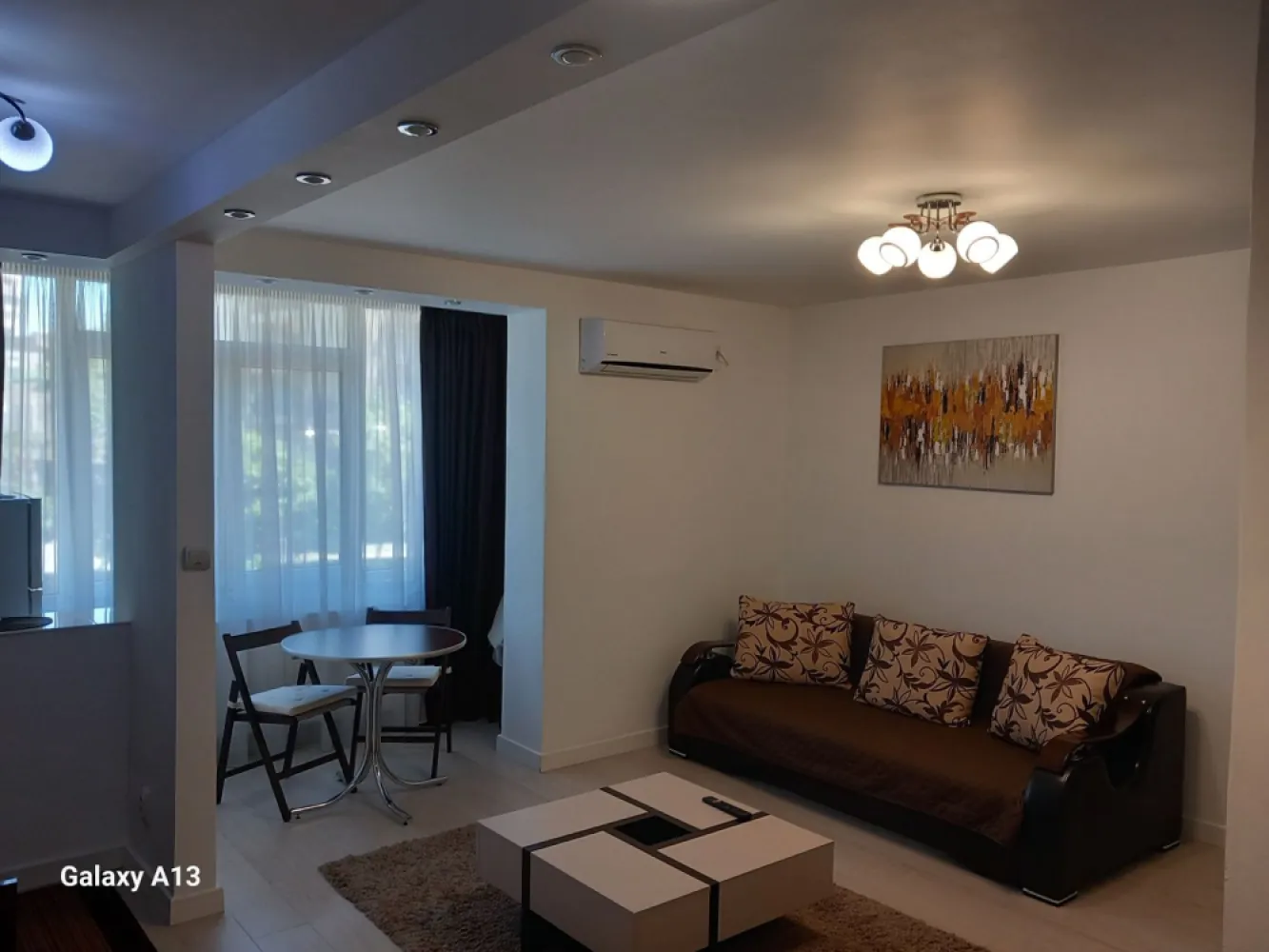 BRASADAS închiriază ap 2 cam etaj 1/8 50mp Piata UNIRII. - Agenția imobiliara BRASADAS închiriază apartament cu doua camere la etajul 1/8 la 2 minute de metroul UNIRII. Apartamentul este complet mobilat și utilat.
Bucataria este unita cu balconul ingradit si cu camera de zi. 
Se oferă și se pretinde seriozitate maxima. 
Se percepe o garanție de 1400 euro.
www.brasadas.com.