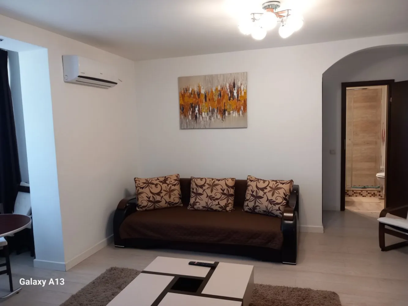 BRASADAS închiriază ap 2 cam etaj 1/8 50mp Piata UNIRII. - Agenția imobiliara BRASADAS închiriază apartament cu doua camere la etajul 1/8 la 2 minute de metroul UNIRII. Apartamentul este complet mobilat și utilat.
Bucataria este unita cu balconul ingradit si cu camera de zi. 
Se oferă și se pretinde seriozitate maxima. 
Se percepe o garanție de 1400 euro.
www.brasadas.com.