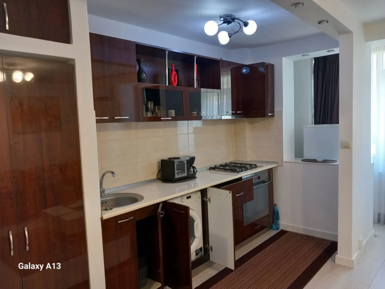 BRASADAS închiriază ap 2 cam etaj 1/8 50mp Piata UNIRII. - Agenția imobiliara BRASADAS închiriază apartament cu doua camere la etajul 1/8 la 2 minute de metroul UNIRII. Apartamentul este complet mobilat și utilat.
Bucataria este unita cu balconul ingradit si cu camera de zi. 
Se oferă și se pretinde seriozitate maxima. 
Se percepe o garanție de 1400 euro.
www.brasadas.com.