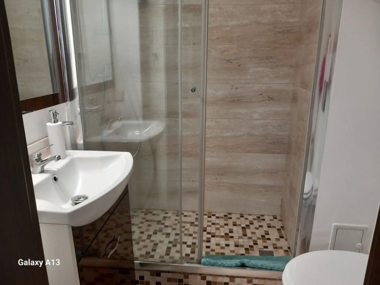 BRASADAS închiriază ap 2 cam etaj 1/8 50mp Piata UNIRII. - Agenția imobiliara BRASADAS închiriază apartament cu doua camere la etajul 1/8 la 2 minute de metroul UNIRII. Apartamentul este complet mobilat și utilat.
Bucataria este unita cu balconul ingradit si cu camera de zi. 
Se oferă și se pretinde seriozitate maxima. 
Se percepe o garanție de 1400 euro.
www.brasadas.com.