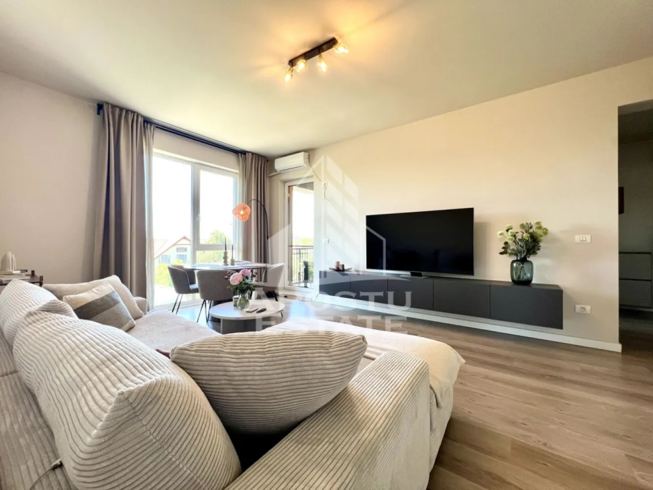 Apartament 2 camere de închiriat, parcare, zona Freidorf, Timișoara - Agentia imobiliara APOSTU ESTATE va propune spre inchiriere un apartament cu 2 camere, spatios si luminos, situat in zona Freidorf, o zona linistita si bine pozitionata din Timisoara, potrivit pentru cupluri sau familii la început de drum care isi doresc o locuinta unde sa se simta confortabil si cu acces facil catre scoli, statii de autobuz, supermarketuri , magazine de zona, parcuri.

Suprafata utila: 57 mp
Compartimentare eficienta:
- Bucatarie complet mobilata si utilata
- Sufragerie spatioasa cu iesire directa pe balcon si loc de luat masa
- Dormitor cu pat matrimonial
-Baie prevazuta cu cada si geam

Confort si facilitati:
- Incalzirea apartamentului: centrala proprie cu încălzire in pardoseala
- Apartamentul dispune de aer condiționat
- Apartamentul este complet mobilat si utilat

Localizare:
-Timis,Timisoara, zona Freidorf– acces facil spre magazine, supermarketul Lidl, scoli, parcuri si mijloace de transport in comun.

Ideal pentru:
-Familii
-Cupluri

Disponibilitate: imediata
Programeaza o vizionare pentru a-ti putea imagina viitorul aici!
ID intern: CP3176136!