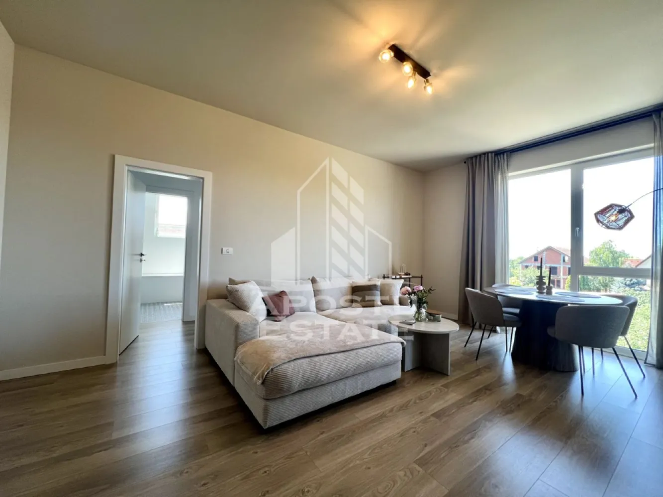 Apartament 2 camere de închiriat, parcare, zona Freidorf, Timișoara - Agentia imobiliara APOSTU ESTATE va propune spre inchiriere un apartament cu 2 camere, spatios si luminos, situat in zona Freidorf, o zona linistita si bine pozitionata din Timisoara, potrivit pentru cupluri sau familii la început de drum care isi doresc o locuinta unde sa se simta confortabil si cu acces facil catre scoli, statii de autobuz, supermarketuri , magazine de zona, parcuri.

Suprafata utila: 57 mp
Compartimentare eficienta:
- Bucatarie complet mobilata si utilata
- Sufragerie spatioasa cu iesire directa pe balcon si loc de luat masa
- Dormitor cu pat matrimonial
-Baie prevazuta cu cada si geam

Confort si facilitati:
- Incalzirea apartamentului: centrala proprie cu încălzire in pardoseala
- Apartamentul dispune de aer condiționat
- Apartamentul este complet mobilat si utilat

Localizare:
-Timis,Timisoara, zona Freidorf– acces facil spre magazine, supermarketul Lidl, scoli, parcuri si mijloace de transport in comun.

Ideal pentru:
-Familii
-Cupluri

Disponibilitate: imediata
Programeaza o vizionare pentru a-ti putea imagina viitorul aici!
ID intern: CP3176136!