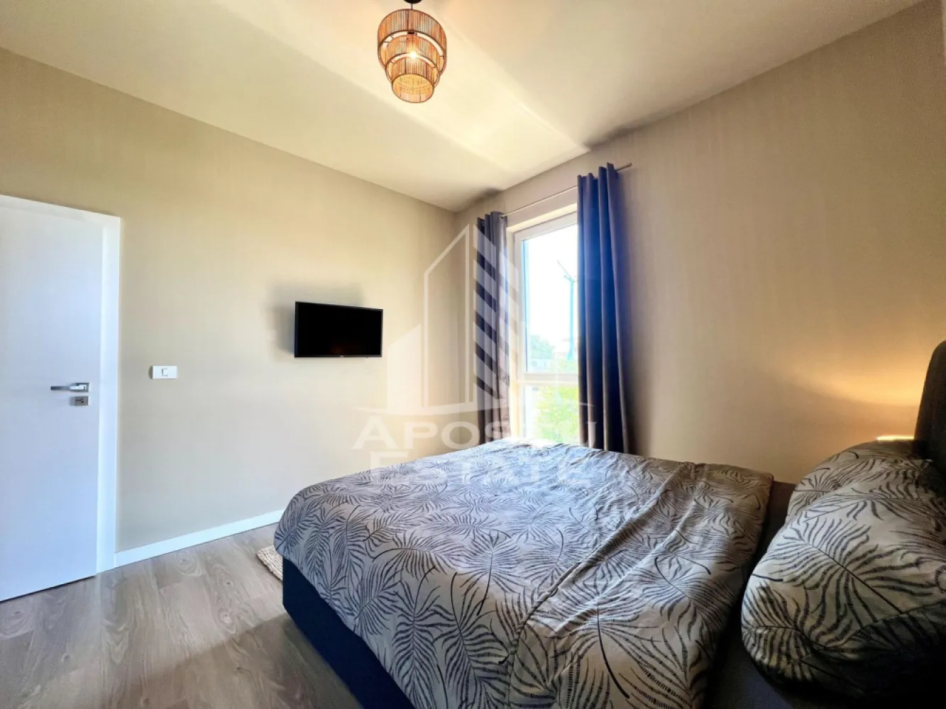 Apartament 2 camere de închiriat, parcare, zona Freidorf, Timișoara - Agentia imobiliara APOSTU ESTATE va propune spre inchiriere un apartament cu 2 camere, spatios si luminos, situat in zona Freidorf, o zona linistita si bine pozitionata din Timisoara, potrivit pentru cupluri sau familii la început de drum care isi doresc o locuinta unde sa se simta confortabil si cu acces facil catre scoli, statii de autobuz, supermarketuri , magazine de zona, parcuri.

Suprafata utila: 57 mp
Compartimentare eficienta:
- Bucatarie complet mobilata si utilata
- Sufragerie spatioasa cu iesire directa pe balcon si loc de luat masa
- Dormitor cu pat matrimonial
-Baie prevazuta cu cada si geam

Confort si facilitati:
- Incalzirea apartamentului: centrala proprie cu încălzire in pardoseala
- Apartamentul dispune de aer condiționat
- Apartamentul este complet mobilat si utilat

Localizare:
-Timis,Timisoara, zona Freidorf– acces facil spre magazine, supermarketul Lidl, scoli, parcuri si mijloace de transport in comun.

Ideal pentru:
-Familii
-Cupluri

Disponibilitate: imediata
Programeaza o vizionare pentru a-ti putea imagina viitorul aici!
ID intern: CP3176136!