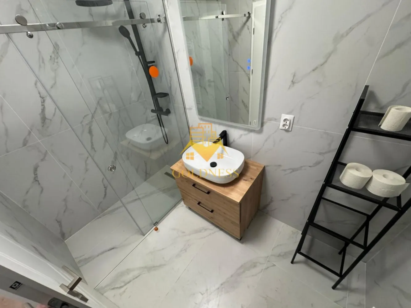 2 camere, premium, bloc nou, Marasti, The Nest, The Ofiice, 21 Dec - GOLDNESS Imobiliare vă propune spre închiriere un apartament cu 2 camere complet mobilat și utilat, la etajul 3 într-un imobil de 7 etaje, în cartierul Marasti. Apartamentul este compartimentat astfel:
 - dormitor cu pat matrimonial, dressing, noptiere
 - living cu bucatarie open-space complet utilată, canapea extensibla, loc de servit masa 
 - baie cu cabina de dus, calorifer port prosop inox și dulap pentru depozitare.
 - terasa de 15 mp.

Imobilul este dotat cu toate cele necesare- centrală proprie, mașină de spălat haine, frigider, plită electrică, hotă, TV, etc. 
Se află în apropierea stațiilor de transport în comun, magazine, restaurante, spații verzi, farmacii, etc. 
Dispune de parcare subterana inclusa in pret!

Dacă sunteți interesați de acest apartament și doriți să îl vizionați, dar și pentru alte oferte sau detalii nu ezitați să ne contactați telefonic sau prin e-mail - goldnessimobiliare@gmail.com. Vă stăm la dispoziție!