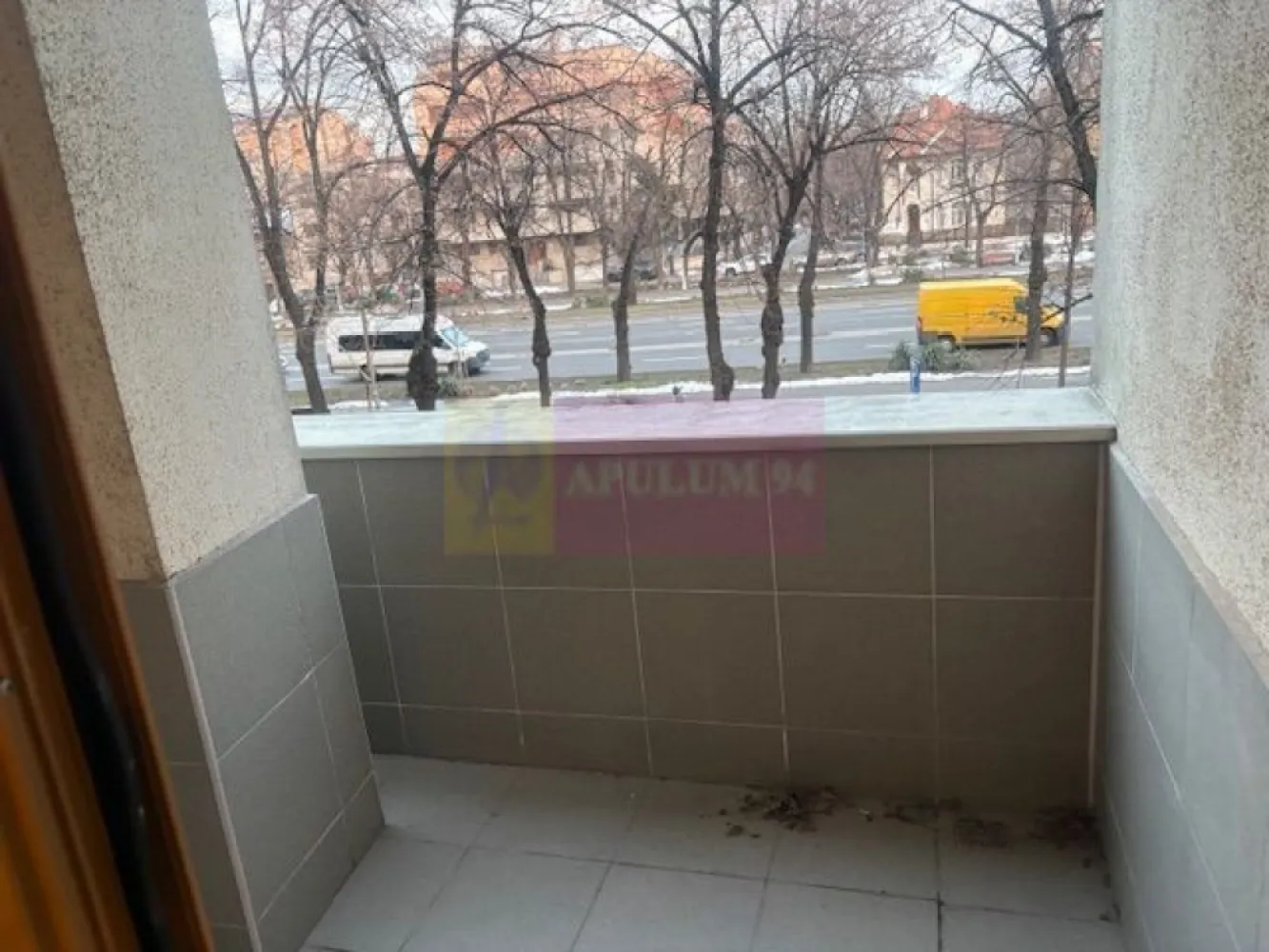 Apartament Bd Aviatorilor- Piata Charles De Gaulle. - Compania imobiliara Apulum 94 va propune spre inchiriere un apartament situat intr-o zona exclusivista superba a Bucurestiului, si anume pe Bd Aviatorilor, in apropiere de Piata Charles De Gaulle. 
Imobilul este construit in 2002, are subsol+ 4 nivele, beneficiaza de lift iar la subsol apartamentul are 1 loc de parcare. 
Apartamentul este situat la etajul 1, are o suprafata utila de 132 mp si are o impartire foarte buna cu camere generoase si luminoase. Compartimentarea interioara este foarte utila si anume- 2 dormitoare mari, 2 bai, 1 camera de trecere pentru birou, iar livingul este open space cu bucataria, unde exista si un balcon cu vedere pe Aviatorior. 
Incalzirea este cu centrala de bloc si este contorizata cu repartitoare. 
Finisajele interioare sunt de foarte buna calitate, cu parchet din lemn, 3 aparate de aer conditionat, usi din lemn si dressinguri in dormitoare din lemn masiv. 
Bucataria este echipata cu aragaz pe gaz, cuptor electric, masina de spalat vase si masina de spalat rufe. 
Apartamentul este mobilat in totalitate . 
Zona este deosebita, aproape de Parcul Herastrau, de metrou, magazine. 
Pentru vizionare si mai multe detalii nu ezitati sa ma contactati pe nr 0733683446- Laura Ionescu.