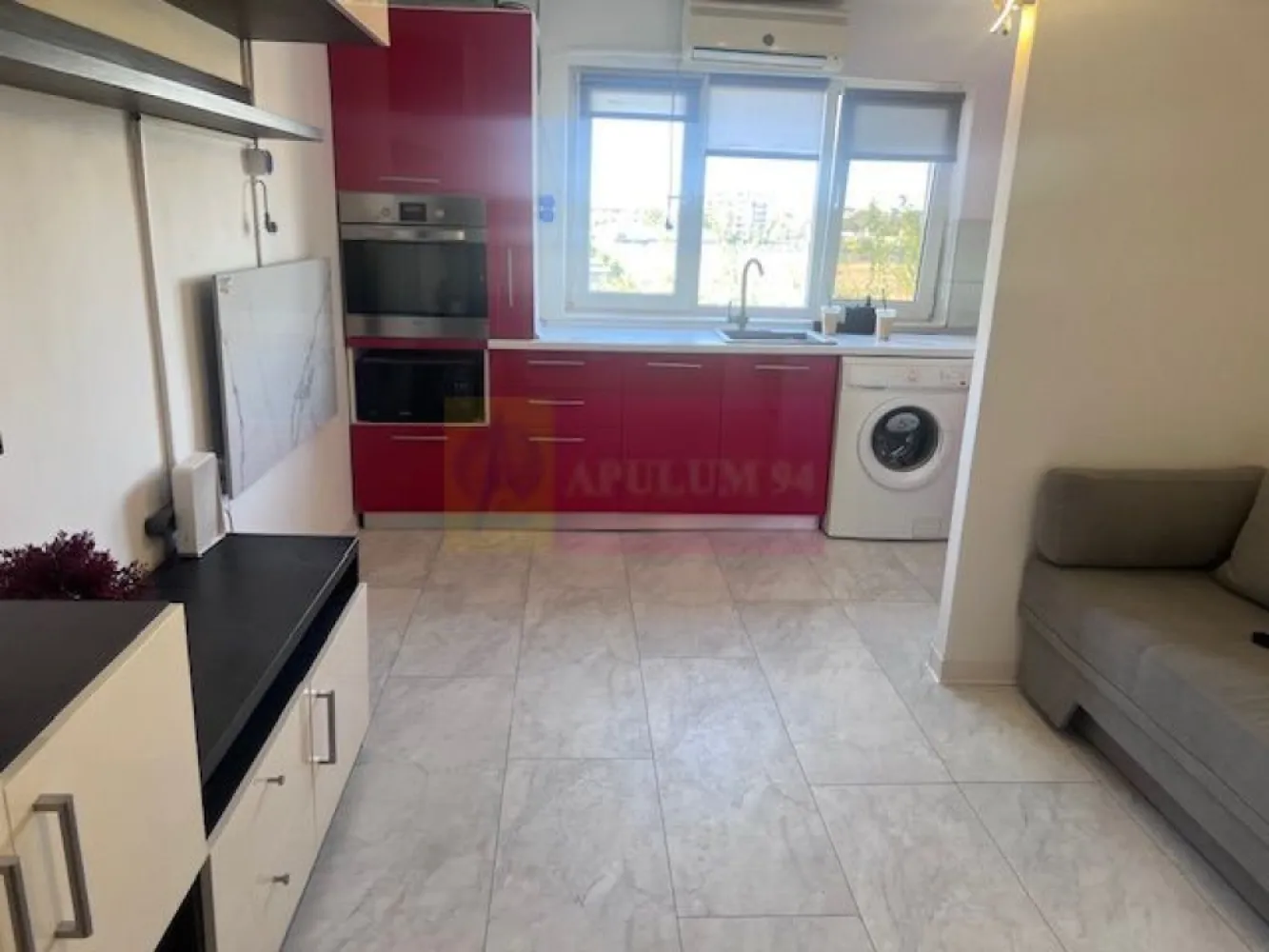 Garsoniera Soseaua Straulesti- Baneasa. - Compania imobiliara Apulum 94 va propune o garsoniera situata pe Soseaua Straulesti- Baneasa, in apropiere de Bd Petrolistilor.
Imobilul este de 4 etaje, construit in 1974 si este reabilitat termic. 
Garsoniera este renovata in totalitate, cu instalatie electrica si sanitara schimbate, gresie, faianta, parchet, termopan. Este mobilata si utilata, iar incalzirea este electrica.
Pentru apa calda exista boiler. Blocul are teava de gaze si se poate racorda la reteaua de gaze. 
Zona este accesibila, avand in apropiere mijloace de transport, hypermarket Lidl, Mega- Image, scoli, gradinite, metroul este la 3 statii de autobuz.
Garsoniera este libera si se poate preda imediat. 
Pentru vizionare si alte detalii nu ezitati sa ma contactati pe nr 0733683446- Laura Ionescu.