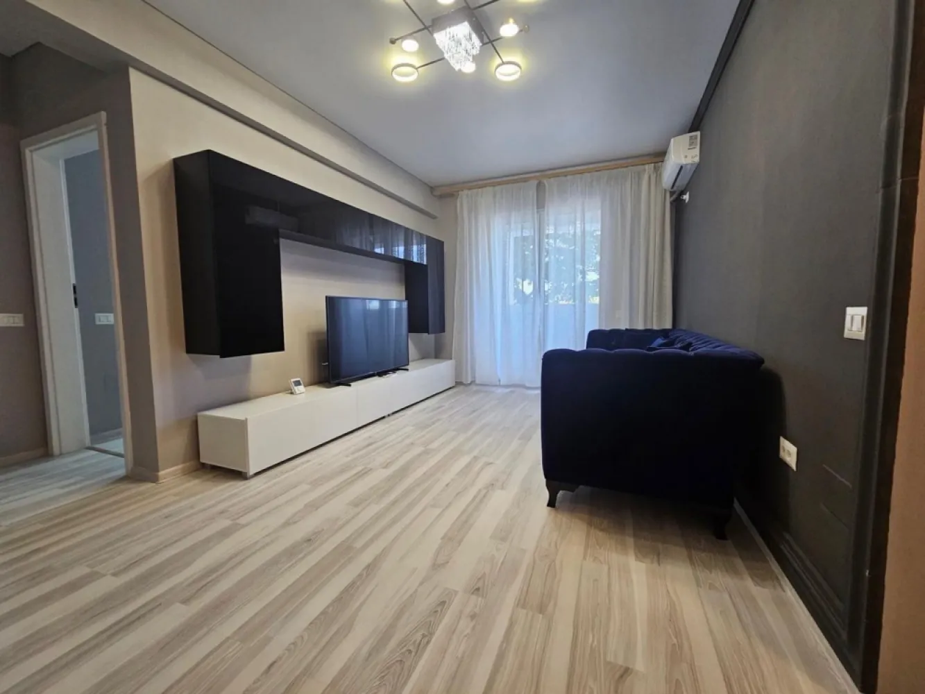 Apartament 2 camere LUX - Militari Pollux Residence - Agentie imobiliara - comision 50%

Vă propunem spre închiriere un apartament cu 2 camere, situat în Militari, complexul Pollux Residence ideal pentru cei care își doresc confort și acces rapid la facilități.

*Detalii proprietate:*

* Apartament 2 camere
* Complet mobilat și utilat, gata de mutare imediată
* Spații bine compartimentate, oferind confort și funcționalitate
* Bucătărie echipată cu electrocasnice necesare
* Ideal pentru cupluri sau persoane singure

*Avantaje locație:*

* Acces rapid la supermarketuri, restaurante și alte puncte de interes
* Aproape de mijloace de transport în comun
* Zonă liniștită, cu acces facil către București

*Condiții închiriere:*

* Se închiriază prin intermediul agenției imobiliare
* Comision: 50% din valoarea unei luni de chirie

Apartamentul este pregătit pentru noii chiriași și oferă un echilibru foarte bun între confort, locație și accesibilitate.

Pentru mai multe detalii sau programarea unei vizionări, vă stăm la dispoziție.
