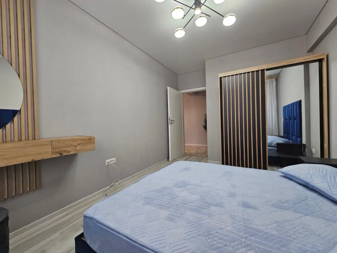 Apartament 2 camere LUX - Militari Pollux Residence - Agentie imobiliara - comision 50%

Vă propunem spre închiriere un apartament cu 2 camere, situat în Militari, complexul Pollux Residence ideal pentru cei care își doresc confort și acces rapid la facilități.

*Detalii proprietate:*

* Apartament 2 camere
* Complet mobilat și utilat, gata de mutare imediată
* Spații bine compartimentate, oferind confort și funcționalitate
* Bucătărie echipată cu electrocasnice necesare
* Ideal pentru cupluri sau persoane singure

*Avantaje locație:*

* Acces rapid la supermarketuri, restaurante și alte puncte de interes
* Aproape de mijloace de transport în comun
* Zonă liniștită, cu acces facil către București

*Condiții închiriere:*

* Se închiriază prin intermediul agenției imobiliare
* Comision: 50% din valoarea unei luni de chirie

Apartamentul este pregătit pentru noii chiriași și oferă un echilibru foarte bun între confort, locație și accesibilitate.

Pentru mai multe detalii sau programarea unei vizionări, vă stăm la dispoziție.