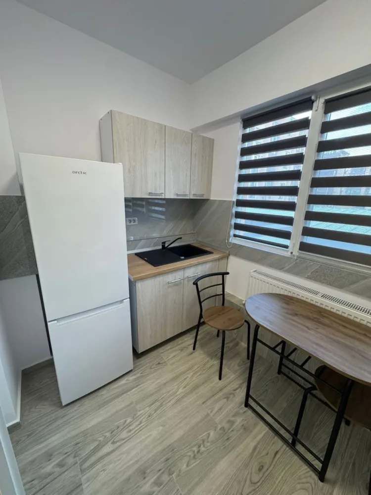 Apartament 2 camere LUX - Militari Residence - Agentie imobiliara - comision 50%

Vă propunem spre închiriere un apartament cu 2 camere, situat în Militari Residence ideal pentru cei care își doresc confort și acces rapid la facilități.

*Detalii proprietate:*

* Apartament 2 camere
* Complet mobilat și utilat, gata de mutare imediată
* Spații bine compartimentate, oferind confort și funcționalitate
* Bucătărie echipată cu electrocasnice necesare
* Ideal pentru cupluri sau persoane singure

*Avantaje locație:*

* Acces rapid la supermarketuri, restaurante și alte puncte de interes
* Aproape de mijloace de transport în comun
* Zonă liniștită, cu acces facil către București

*Condiții închiriere:*

* Se închiriază prin intermediul agenției imobiliare
* Comision: 50% din valoarea unei luni de chirie

Apartamentul este pregătit pentru noii chiriași și oferă un echilibru foarte bun între confort, locație și accesibilitate.

Pentru mai multe detalii sau programarea unei vizionări, vă stăm la dispoziție.